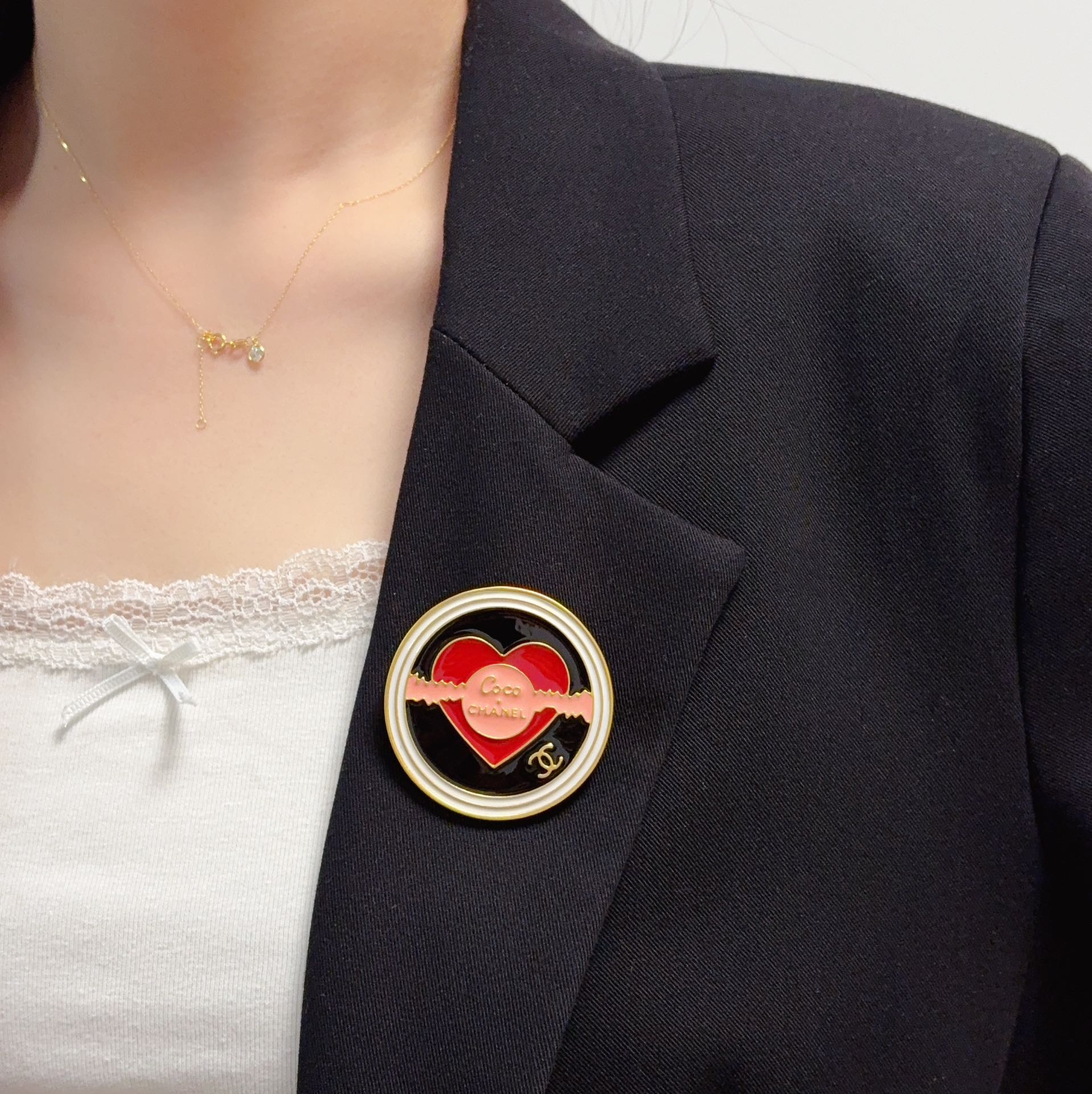 NO:588924,CHANEL Xiaoxiang The latest high version of the red love shield Chanel brooch is the accessory that understands women best. Women who devote all their efforts to being themselves tend to cherish the meaning of the brooch more. Ms. Chanel pinned the brooch on her hat and told the fashionable ladies who imitated her [The brooch is very practical. It can be pinned on the collar of a suit, on a pocket, on a hat, on a belt or on an evening dress. Boutique jewelry, chanel, chanel, business  suit, brooch, breastpin, hats19860909CHANEL小香 最新款高版本红色爱心盾牌香奈儿胸针,是最懂女人的饰物.那些倾注了全部心血去做自己的女人,往往更珍惜胸针的意义.香奈儿女士把胸针别在帽子上,并告诉那些模仿她的时髦女士们[胸针可是非常实用,它可以别在西装领上、口袋上、帽子上、腰带上或者是晚礼服上,饰品精品,chanel,chanel,business suit,brooch，breastpin,hats,Jewelry
