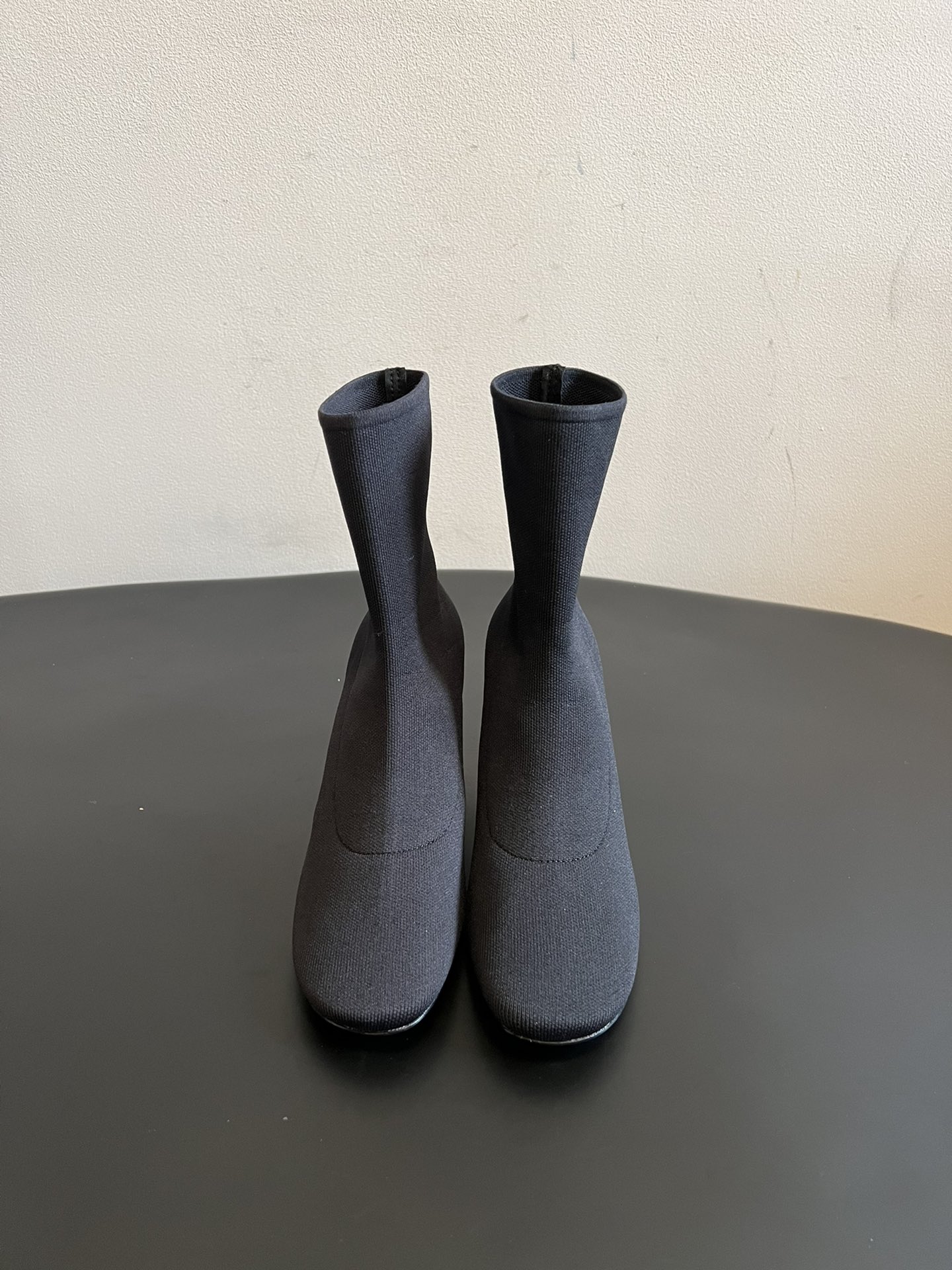 NO:594214,Celin ss25 autumn and winter black extremely simple knitted elastic sock boots made in Guangdong are made of highly elastic knitted fabric, which tightly wraps the ankle like a sock, making it slimmer without constricting the feet. It is equipped with a sheepskin lining inside, taking into account both softness and breathability. The round toe + sock boots are integrated, with minimalist and neat lines; the heel is a trapezoidal leather stack heel, which is visually light and has good support, making walking more stable.  The elastic fabric adapts to different foot types and is not easily deformed; it is highly matchable and can be matched with skirts and trousers. It is a versatile style that 'shows slim legs' in autumn and winter. Italian craftsmanship, the combination of leather soles + knitted fabrics, has a light luxury texture and is lighter than pure leather boots. High-density fly weave upper, sheepskin lining, Italian genuine leather outsole, 7cm height increase  : 35-40 yards (customized sizes 40 are non-refundable), boots, celine, boots, skirts, sheepskin, Leather soles, socks19860909莞产 Celin ss25秋冬黑色极致简约款针织弹力袜靴 采用高弹性针织面料,像袜子一样紧密包裹脚踝,既显瘦又不勒脚；内部搭配羊皮内衬,兼顾柔软度和透气性.圆头+袜靴一体造型,线条极简利落；后跟是梯形皮革堆叠跟,视觉轻盈同时支撑性好,走路更稳. 弹性面料适配不同脚型,不易变形；搭配性极强,能适配裙装、裤装,是秋冬“显腿细”的百搭款.意大利工艺,皮质鞋底+针织面料的组合,既有轻奢质感,又比纯皮靴更轻便. 鞋面高密度飞织 内里羊皮 大底意大利真皮大底 增高7cm size :35-40码（40码定制不退换）,靴子,celine,boots,skirts,sheepskin,Leather soles,socks,Women's Shoes