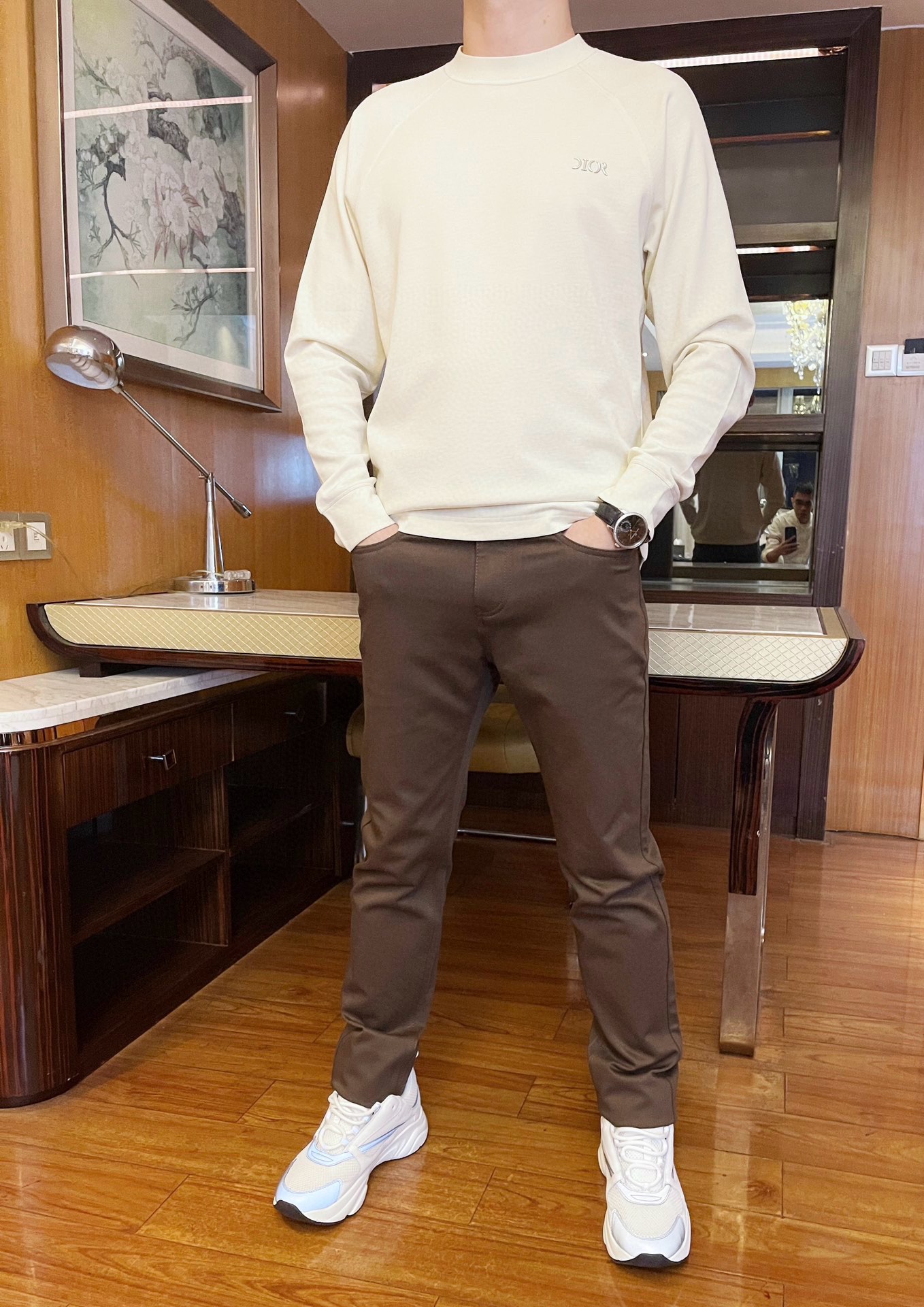 NO:596580,Valentino-2025 latest casual pants are shipped from the counters, hot-selling items in European and American counters!  Selected Italian imported fine cotton + recycled fiber fabrics with straight slim design, customized buttons and rivet embellishments on the back pockets and the latest logo to highlight the taste. It is definitely a business and casual boutique. Size 29-38 (model 180/140 wears 32, comes with Hong Kong Lane Crawford gift box packaging),, valentino, alexander wang19860909华伦天奴-2025专柜最新款休闲裤出货 欧美专柜热销单品！精选意大利进口精棉+再生纤维面料搭配直筒修身设计,定制纽扣和后袋口的铆钉点缀及最新标志彰显品味 绝对是商务休闲精品.码数29-38（模特180/140穿32,配香港连卡佛礼盒包装）,,valentino,alexander wang,Men's clothing