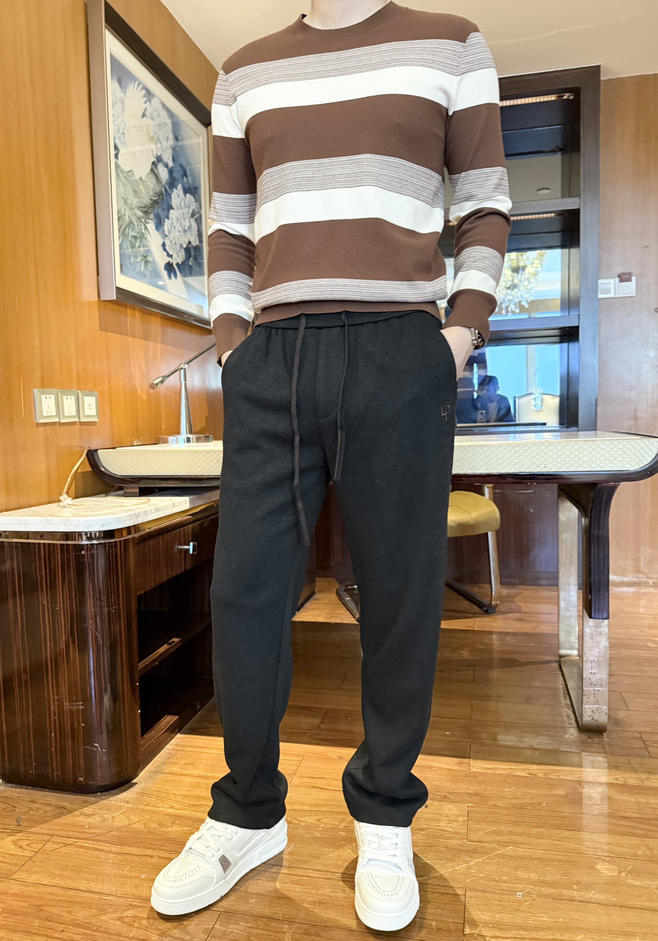 NO:596583,LP-2025 new casual pants!  It is made of acetic acid + sheep wool blended material. It feels soft and warm like a layer of clouds. It has the natural warmth of wool and the anti-wrinkle and drape feeling of acetic acid. It does not wrinkle after sitting for a long time and does not deform when machine washed. The texture is directly in line with the light luxury line ~ loose straight cut + slight drape. It can quietly cover up the small shortcomings of thick legs and wide hips, and visually straighten the legs.  It has 'comic legs', which will not compromise your height even if you are a small person~ Contrasting color drawstrings + low-key small label design, simple but not monotonous; elastic waist + slightly elastic fabric, whether you are sitting for a long time in office or daily activities, you are as comfortable as not wearing pants~ Size 29-38 (model 180/140 wears 50, comes with Hong Kong Lane Crawford gift box packaging),,loro  piana,alexander wang19860909LP-2025新款休闲裤！采用醋酸+绵羊毛混纺材质,摸起来柔滑暖糯像裹了层云朵,既有羊毛的天然保暖性,又有醋酸的抗皱垂顺感,久坐不起褶、机洗不变形,质感直接对标轻奢线~宽松直筒剪裁+微垂坠感,能悄悄遮掉腿粗、胯宽的小缺点,视觉上直接把腿拉成“漫画腿”,小个子穿也不压身高~撞色抽绳+低调小标设计,简约但不单调；松紧腰+微弹面料,不管是久坐办公还是日常活动,都舒服得像没穿裤子~码数29-38（模特180/140穿50,配香港连卡佛礼盒包装）,,loro piana,alexander wang,Men's clothing