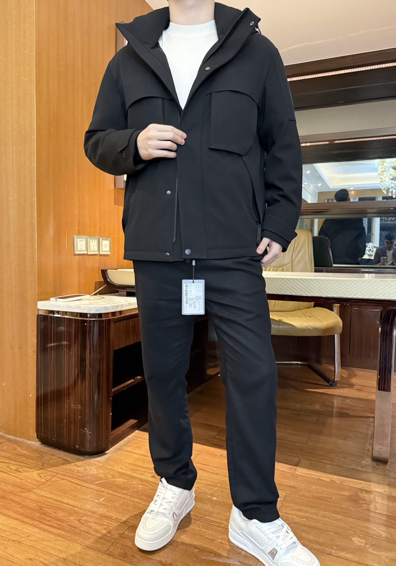 NO:596557,Mengkou-2025 new down jacket!  The high-density windproof fabric with matte texture has its own delicate texture, is wrinkle-resistant and stain-resistant without being bloated, and feels soft and crisp to the touch. The three-dimensional workwear large pockets + armband logo are practical and neat with outdoor style; the hooded drawstring + two-way zipper are easy to put on and take off and can be flexibly adjusted.  Save warmth. The simple silhouette is not flattering to the figure, and the lining is full of velvet but not bulky. It keeps you warm while remaining light and neat. Size: 48-56 (model wears 50 in 180/140, with Hong Kong Lane Crawford gift box packaging),, Moncler, down  jacket,hats,alexander wang19860909蒙口-2025新款羽绒服！哑光质感的高密度防风面料,自带细腻肌理,抗皱耐脏还不显臃肿,触摸起来软而挺括.立体工装大口袋+袖章标识,实用又有户外风格的利落感；连帽抽绳+双向拉链,穿脱方便还能灵活调节保暖度.简约廓形不挑身材,内里充绒饱满但不笨重,保暖的同时保持轻盈利落.码数:48-56(模特180/140穿50,配香港连卡佛礼盒包装),,Moncler,down jacket,hats,alexander wang,Men's clothing