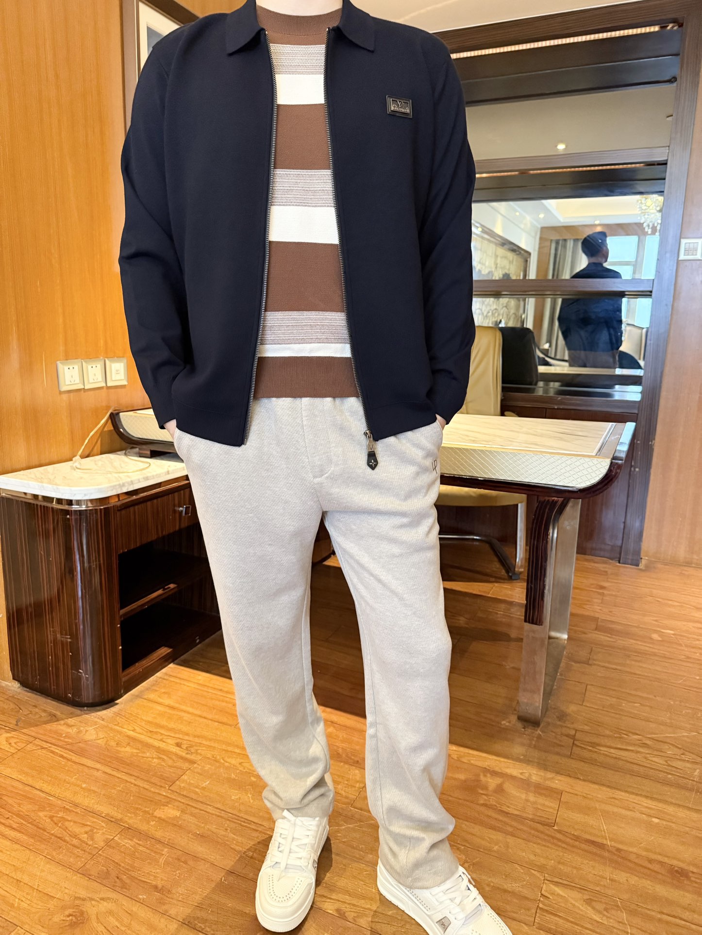 NO:596563,Louis Vuitton-2025 new jacket!  It is made of fine 97 wool 3 mulberry silk fabric, which feels soft and elastic like a 'second skin'. It is breathable, not sweaty, and resists pilling. It is not easy to deform when worn and washed in daily use, and it is comfortable and non-thorny when worn close to the body. The lapel + zipper cardigan design has neat lines, and the slightly loose tailoring can hide the shortcomings of shoulder width and belly, whether you are slightly fat or thin.  It can be worn to create a sense of relaxation for any figure. Small logo on the chest + metal zipper pull embellishment, simple and not fancy; ribbed edges fit the body shape, not windy during activities, nor saggy when sitting for a long time, the details are full of exquisiteness. Size 48-56 (model 180/140 wears 50, comes with Hong Kong Lane Crawford gift box packaging), Louis  vuitton,jackets & coats,alexander wang19860909路易威登-2025新款外套！采用细腻97羊毛3桑蚕丝面料,触感软弹像“第二层皮肤”,透气不闷汗还抗起球,日常穿洗不易变形,贴身穿也舒服无刺感.翻领+拉链开衫设计,自带利落线条感,微宽松剪裁能藏住肩宽、肚腩小缺点,不管是微胖还是瘦型身材都能穿出松弛感.胸口小标+金属拉链头点缀,简约不花哨；罗纹收边贴合身形,活动时不跑风、久坐也不垮型,细节里全是精致感.码数48-56（模特180/140穿50,配香港连卡佛礼盒包装）,,louis vuitton,jackets & coats,alexander wang,Men's clothing