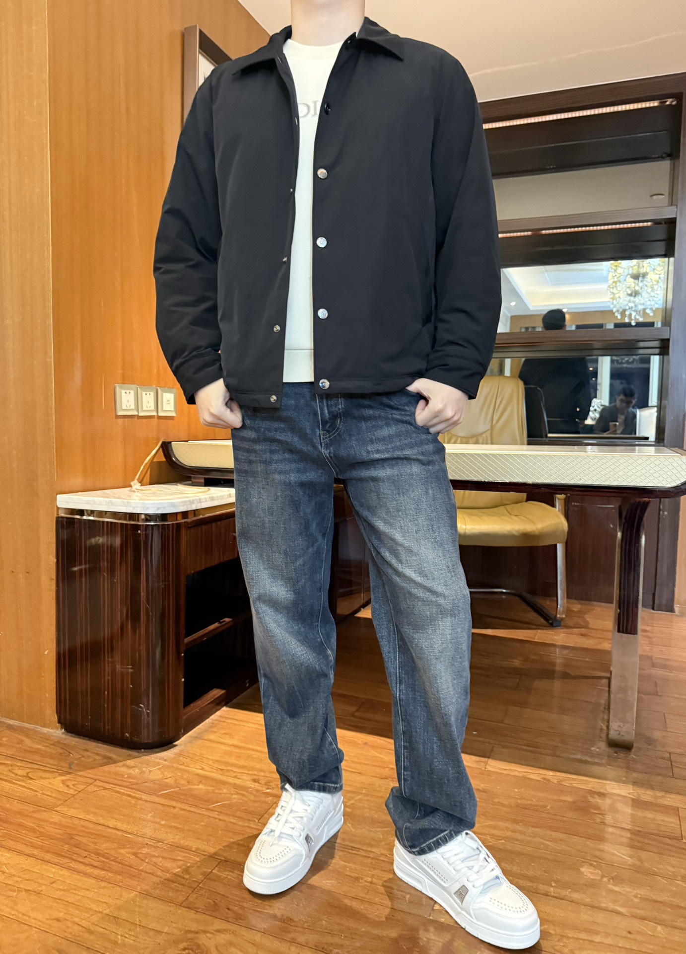 NO:596566,Gucci-2025 new down jacket!  Classic lapel + single-breasted design, simple and neat, not flattering on the body shape, suitable for both business and leisure wear; the fabric is matte black lightweight windproof fabric, smooth to the touch and anti-wrinkle, so you don’t need to worry about taking care of it when you wear it out. The back is decorated with a low-key 'G' mark, which is refined and unobtrusive; the buttons are full of metal texture, and the texture is straight up!  The interior is filled with light duck down, which is not bulky and can lock in temperature. It is perfect for early winter ~ loose tailoring + slip pocket design, which is very convenient for carrying mobile phone keys in daily life; the cuffs are tightened to avoid wind, taking into account both warmth and neatness. Size: 48-56 (model 180/140 wears 50, comes with Hong Kong Lane Crawford gift box packaging),, down jacket, alexander wang19860909古琦-2025新款羽绒服！经典翻领+单排扣设计,简约利落不挑身形,商务休闲都能搭；面料是哑光黑轻量防风面料,触感顺滑还抗皱,穿出门不用费心打理.后背低调“G”标点缀,精致不张扬；纽扣金属质感拉满,质感直接up！内里填充轻盈鸭绒,不臃肿还能锁住温度,初冬穿刚好~宽松剪裁+插袋设计,日常揣手机钥匙超方便；袖口收紧不钻风,兼顾保暖和利落感.码数:48-56(模特180/140穿50,配香港连卡佛礼盒包装),,down jacket,alexander wang,Men's clothing