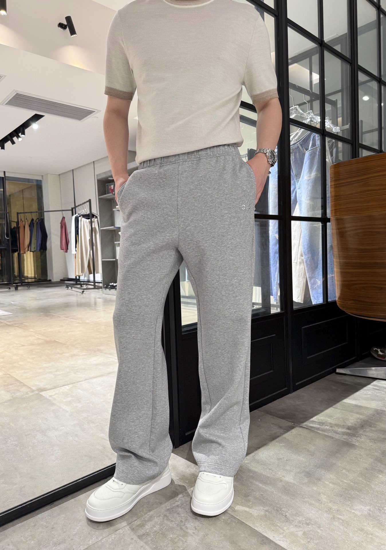 NO:596565,Alo-2025 new autumn casual pants, a hot-selling item in Europe and the United States!  Made of high-quality cotton-polyester blended fabric, smooth and comfortable, well-fitting cut, simple and fashionable upper body. Size S-2XL (model 180/140 wears M, with Hong Kong Lane Crawford packaging),,alexander wang19860909Alo-2025秋季新款休闲裤,欧美热销单品！采用高品质棉涤混纺面料,顺滑舒适,合身的剪裁,上身简约时尚.码数S-2XL(模特180/140穿M,配香港连卡佛包装),,alexander wang,Men's clothing