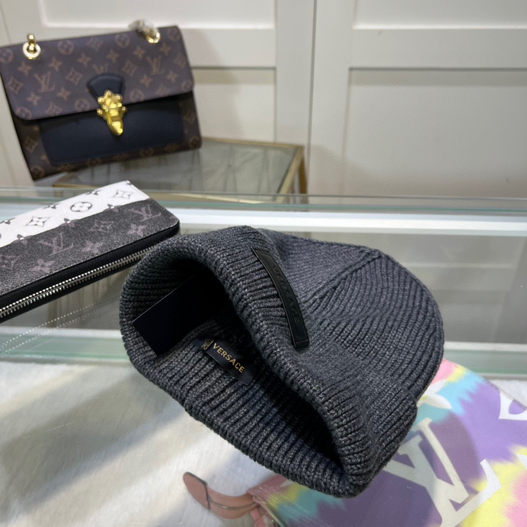 配防尘袋上新ꫛꫀꪝ ❥——❤范思哲VERSACE 经典毛线帽 经典刺绣简约大方，时尚休闲设计 跑量新品