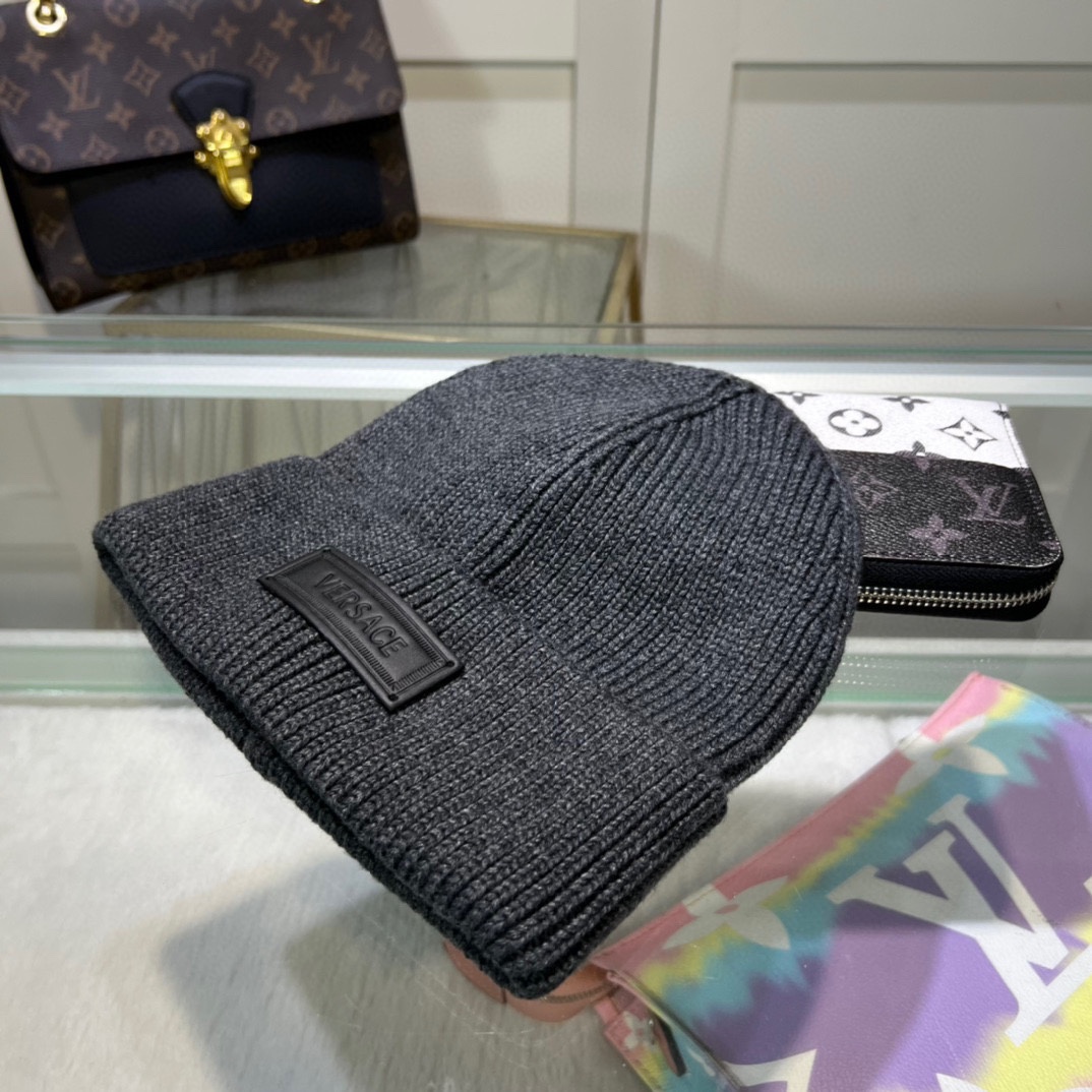 配防尘袋上新ꫛꫀꪝ ❥——❤范思哲VERSACE 经典毛线帽 经典刺绣简约大方，时尚休闲设计 跑量新品
