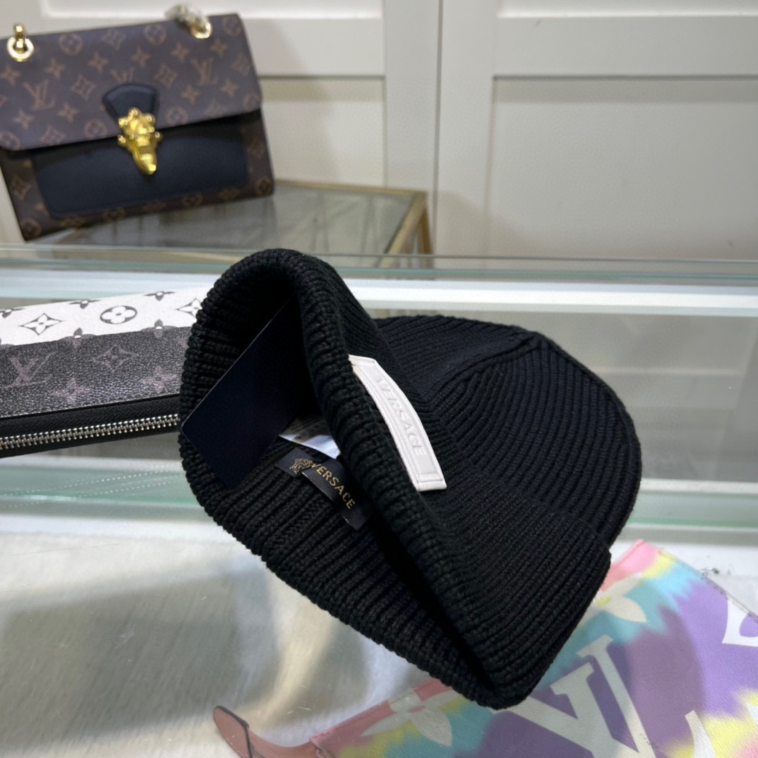 配防尘袋上新ꫛꫀꪝ ❥——❤范思哲VERSACE 经典毛线帽 经典刺绣简约大方，时尚休闲设计 跑量新品