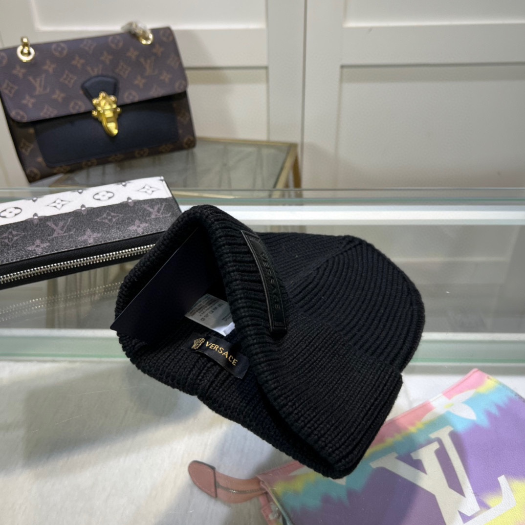 配防尘袋上新ꫛꫀꪝ ❥——❤范思哲VERSACE 经典毛线帽 经典刺绣简约大方，时尚休闲设计 跑量新品