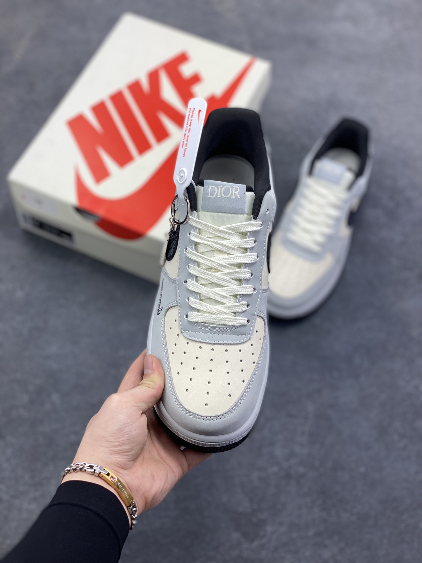 图片[2]-Nike Air Force 1 \’07 Low “迪奥联名——花纹米灰黑”空军一号 高端定制 低帮 运动鞋 休闲鞋 折边针车 工艺难度大 原楦头原纸板 原装鞋盒 定制五金配件 内置全掌气垫 原厂鞋底 货号：BK0188-081 尺码：36 36.5 37.5 38 38.5 39 40 40.5 41 42 42.5 43 44 44.5 45-选品中心