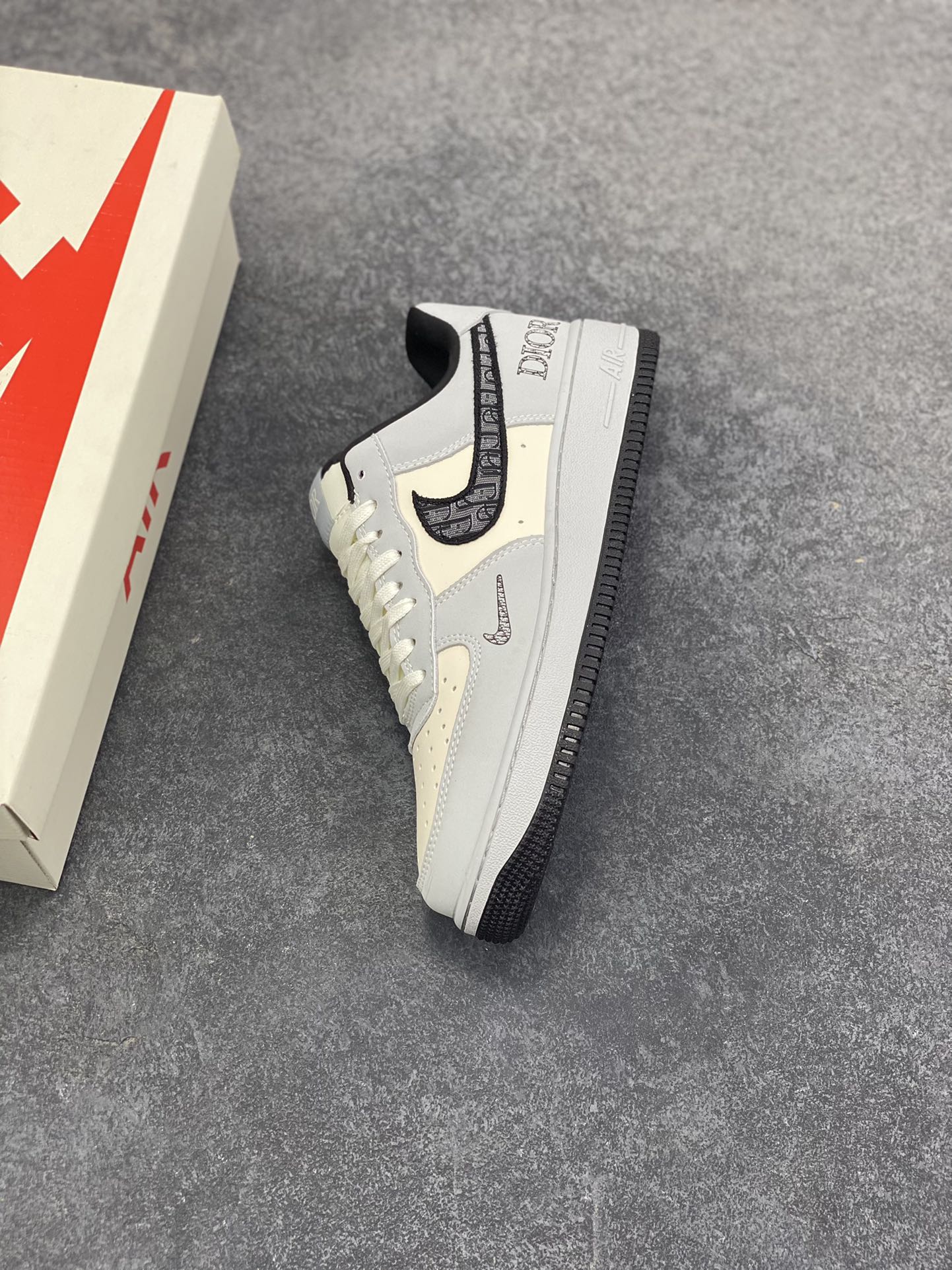 图片[7]-Nike Air Force 1 \’07 Low “迪奥联名——花纹米灰黑”空军一号 高端定制 低帮 运动鞋 休闲鞋 折边针车 工艺难度大 原楦头原纸板 原装鞋盒 定制五金配件 内置全掌气垫 原厂鞋底 货号：BK0188-081 尺码：36 36.5 37.5 38 38.5 39 40 40.5 41 42 42.5 43 44 44.5 45-选品中心