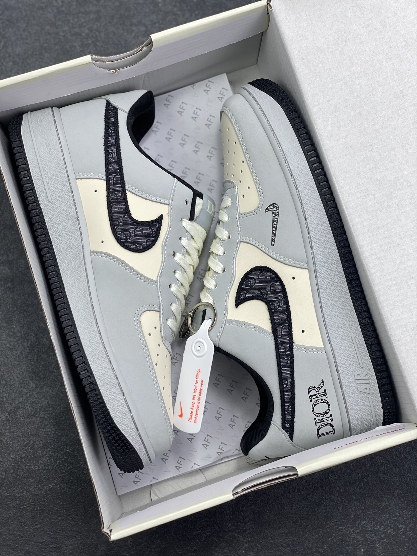 图片[9]-Nike Air Force 1 \’07 Low “迪奥联名——花纹米灰黑”空军一号 高端定制 低帮 运动鞋 休闲鞋 折边针车 工艺难度大 原楦头原纸板 原装鞋盒 定制五金配件 内置全掌气垫 原厂鞋底 货号：BK0188-081 尺码：36 36.5 37.5 38 38.5 39 40 40.5 41 42 42.5 43 44 44.5 45-选品中心