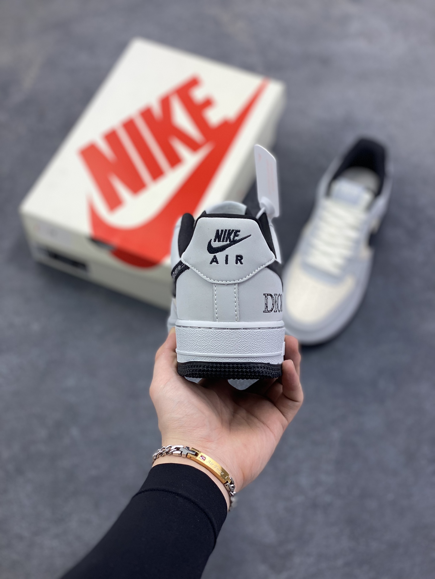 图片[4]-Nike Air Force 1 \’07 Low “迪奥联名——花纹米灰黑”空军一号 高端定制 低帮 运动鞋 休闲鞋 折边针车 工艺难度大 原楦头原纸板 原装鞋盒 定制五金配件 内置全掌气垫 原厂鞋底 货号：BK0188-081 尺码：36 36.5 37.5 38 38.5 39 40 40.5 41 42 42.5 43 44 44.5 45-选品中心