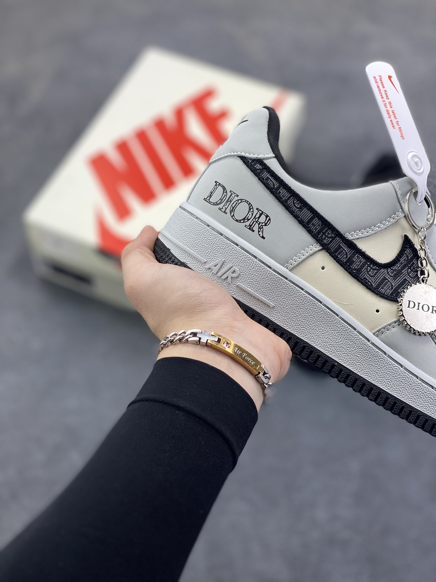 图片[6]-Nike Air Force 1 \’07 Low “迪奥联名——花纹米灰黑”空军一号 高端定制 低帮 运动鞋 休闲鞋 折边针车 工艺难度大 原楦头原纸板 原装鞋盒 定制五金配件 内置全掌气垫 原厂鞋底 货号：BK0188-081 尺码：36 36.5 37.5 38 38.5 39 40 40.5 41 42 42.5 43 44 44.5 45-选品中心