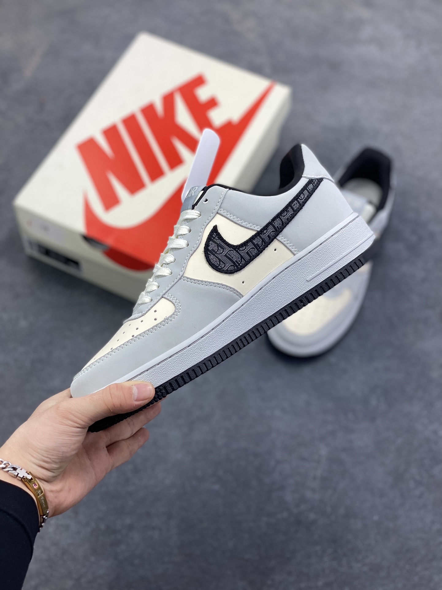 图片[3]-Nike Air Force 1 \’07 Low “迪奥联名——花纹米灰黑”空军一号 高端定制 低帮 运动鞋 休闲鞋 折边针车 工艺难度大 原楦头原纸板 原装鞋盒 定制五金配件 内置全掌气垫 原厂鞋底 货号：BK0188-081 尺码：36 36.5 37.5 38 38.5 39 40 40.5 41 42 42.5 43 44 44.5 45-选品中心