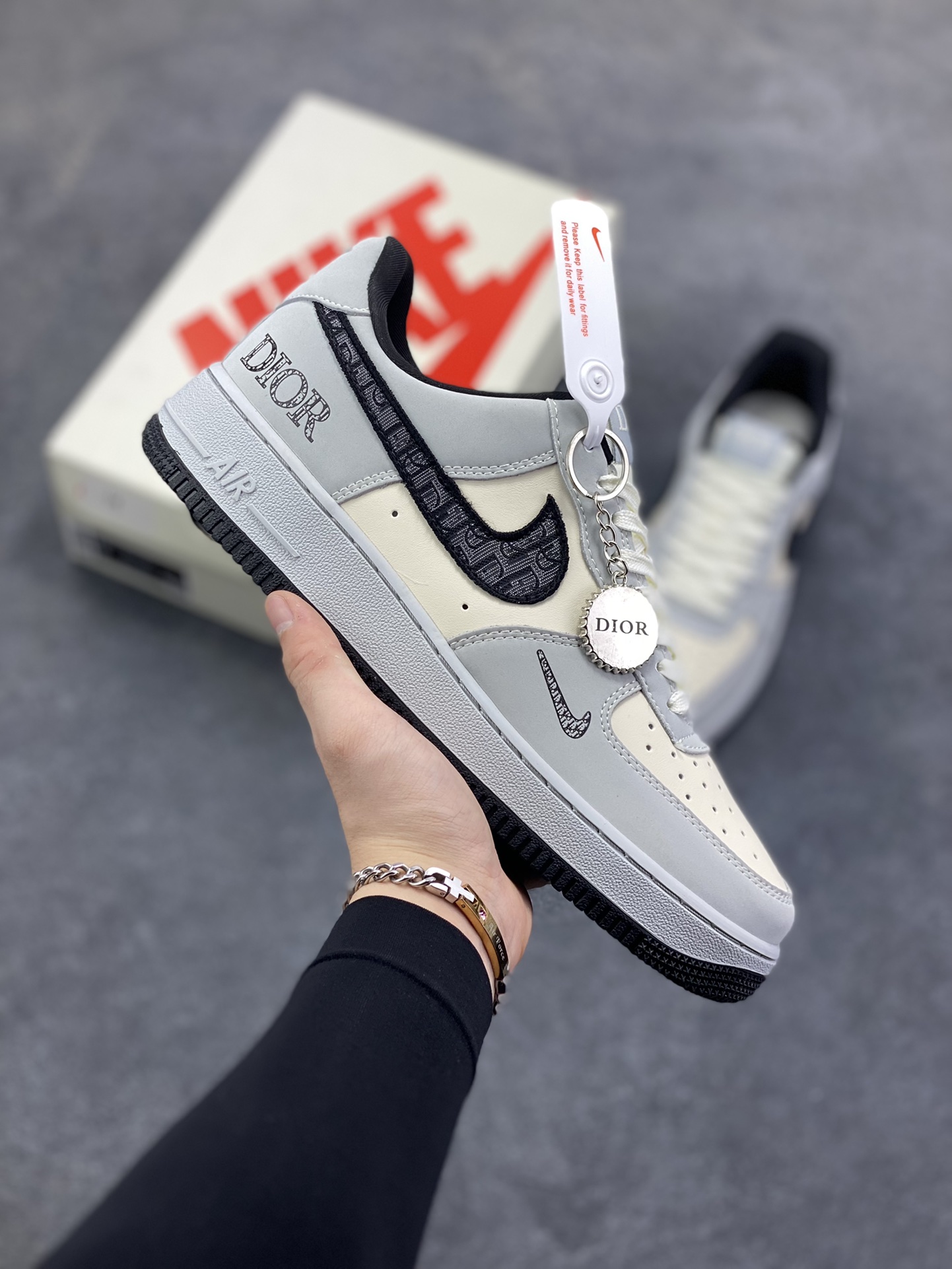 Nike Air Force 1 \’07 Low “迪奥联名——花纹米灰黑”空军一号 高端定制 低帮 运动鞋 休闲鞋 折边针车 工艺难度大 原楦头原纸板 原装鞋盒 定制五金配件 内置全掌气垫 原厂鞋底 货号：BK0188-081 尺码：36 36.5 37.5 38 38.5 39 40 40.5 41 42 42.5 43 44 44.5 45-选品中心