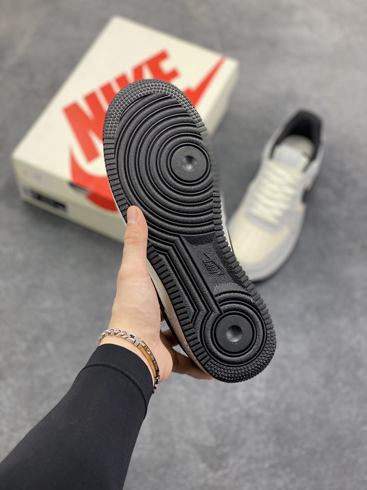 图片[5]-Nike Air Force 1 \’07 Low “迪奥联名——花纹米灰黑”空军一号 高端定制 低帮 运动鞋 休闲鞋 折边针车 工艺难度大 原楦头原纸板 原装鞋盒 定制五金配件 内置全掌气垫 原厂鞋底 货号：BK0188-081 尺码：36 36.5 37.5 38 38.5 39 40 40.5 41 42 42.5 43 44 44.5 45-选品中心