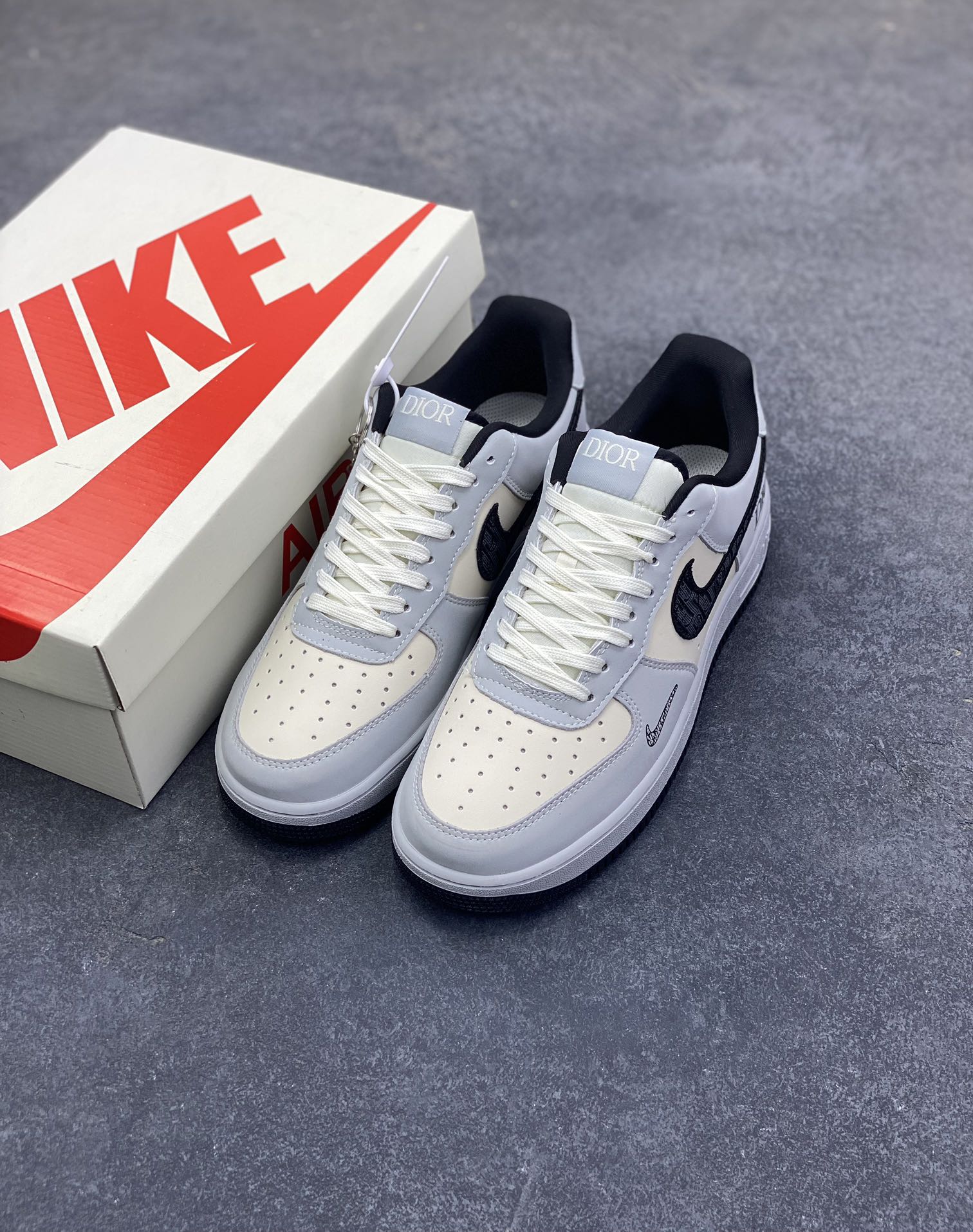 图片[8]-Nike Air Force 1 \’07 Low “迪奥联名——花纹米灰黑”空军一号 高端定制 低帮 运动鞋 休闲鞋 折边针车 工艺难度大 原楦头原纸板 原装鞋盒 定制五金配件 内置全掌气垫 原厂鞋底 货号：BK0188-081 尺码：36 36.5 37.5 38 38.5 39 40 40.5 41 42 42.5 43 44 44.5 45-选品中心