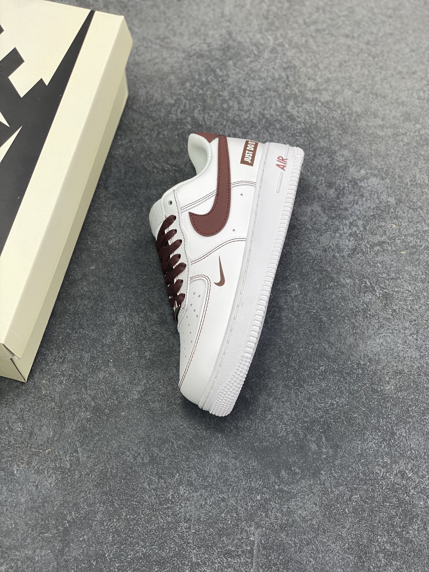 图片[7]-Nike Air Force 1 Low “Just Do It”联名白棕 空军一号低帮运动休闲板鞋 原楦头原纸板 打造纯正空军版型#专注外贸渠道 全掌内置蜂窝气垫 #原盒配件 原厂中底钢印、拉帮完美 货号：CW2288-027 尺码：36 36.5 37.5 38 38.5 39 40 40.5 41 42 42.5 43 44 44.5 45-选品中心