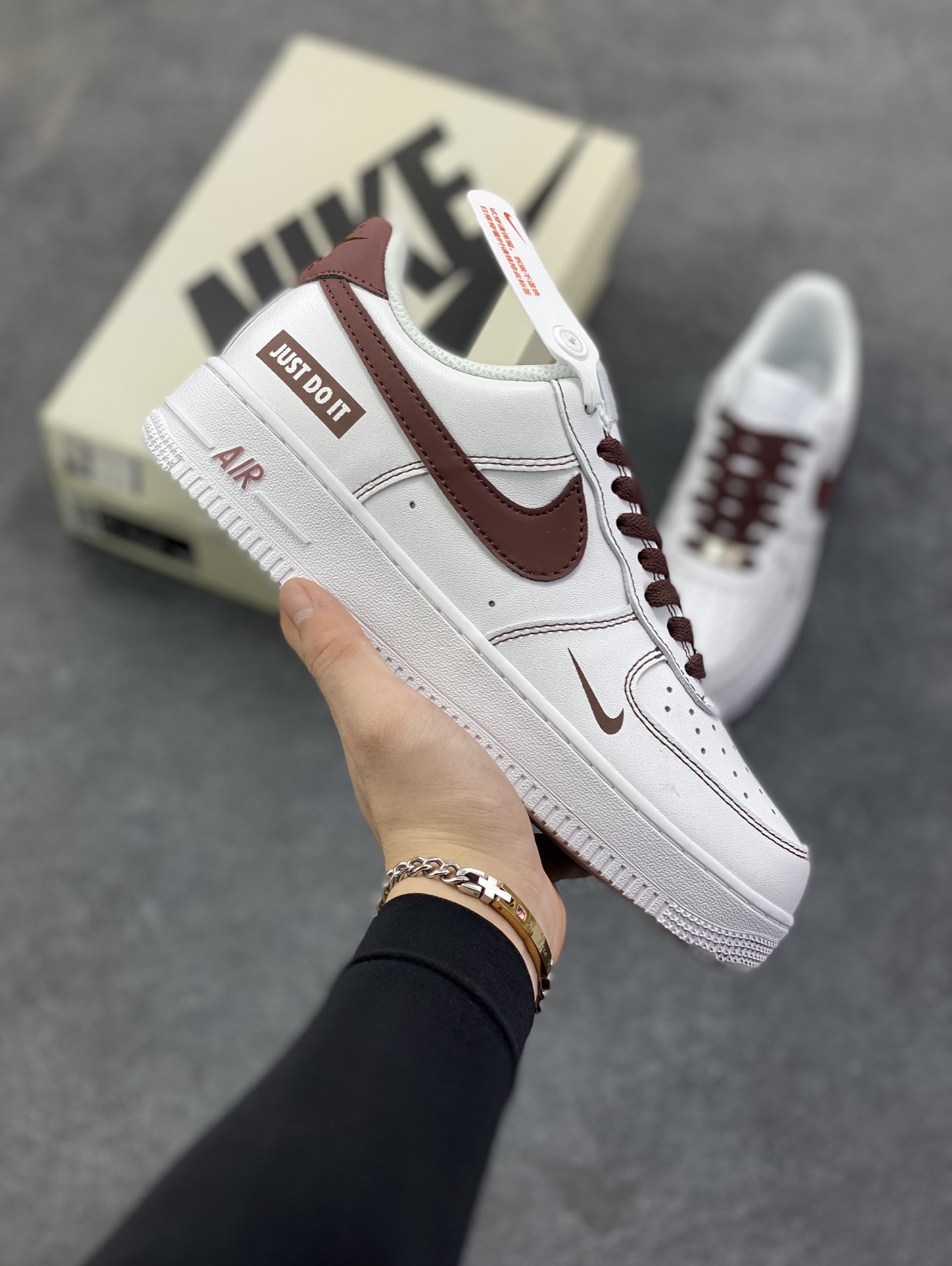 Nike Air Force 1 Low “Just Do It”联名白棕 空军一号低帮运动休闲板鞋 原楦头原纸板 打造纯正空军版型#专注外贸渠道 全掌内置蜂窝气垫 #原盒配件 原厂中底钢印、拉帮完美 货号：CW2288-027 尺码：36 36.5 37.5 38 38.5 39 40 40.5 41 42 42.5 43 44 44.5 45-选品中心
