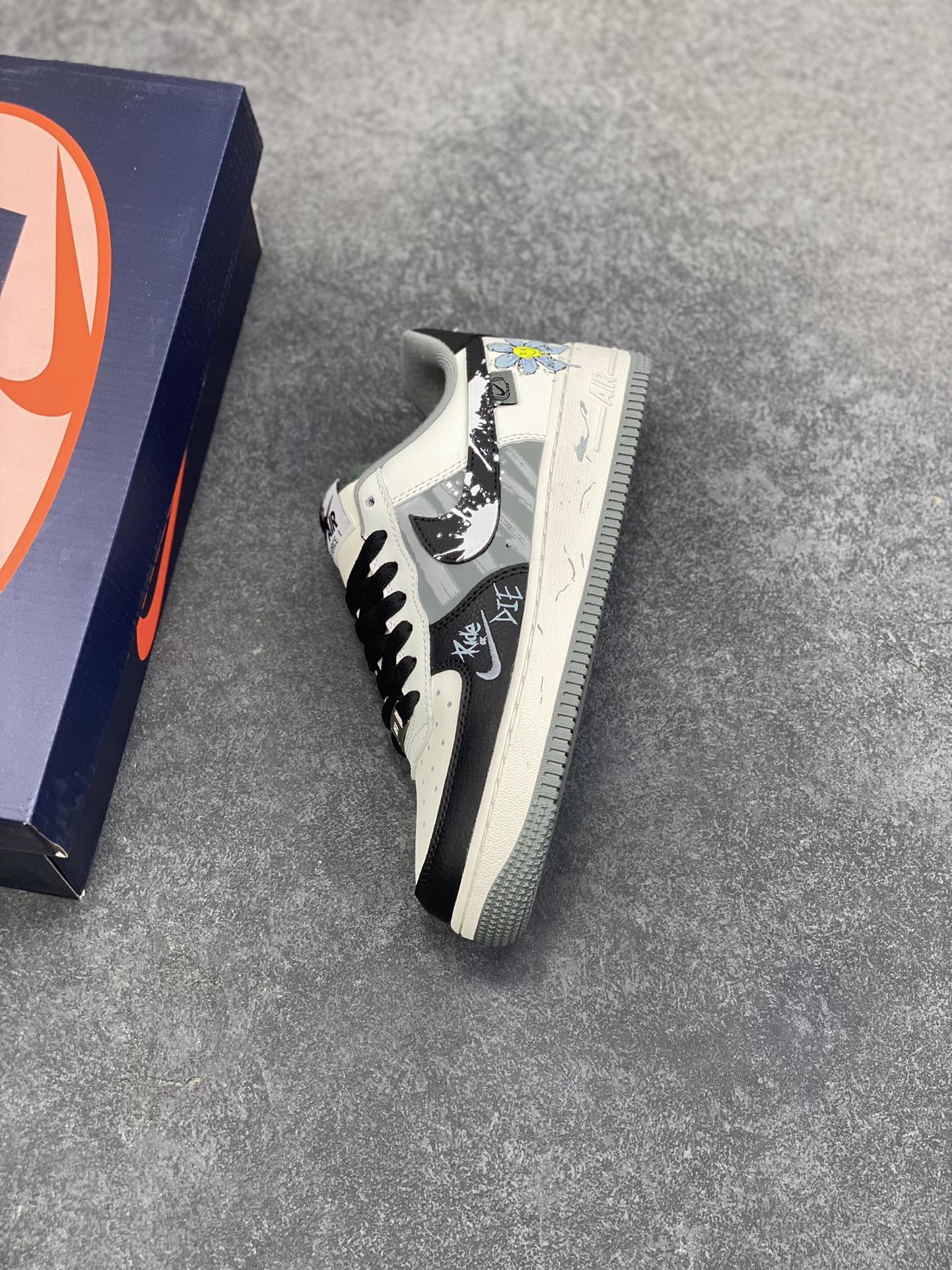 图片[7]-手绘涂鸦“墨绘花迹”Nike Air Force 1 “Floral traces”空军一号定制板鞋 一双将街头涂鸦与温柔意象揉碎重组的Air Force 1——鞋身以米白作底，如未干的宣纸承托着黑白泼墨般的涂鸦纹理，笔触随性却带着少年式的莽撞张力；侧身突然跳出的嫩黄小花与淡蓝花瓣，像草稿本角落不经意的温柔涂鸦，消解了街头感的冷硬，让“酷”里裹了点软乎乎的鲜活 货号：DB3301-606 尺码：36 36.5 37.5 38 38.5 39 40 40.5 41 42 42.5 43 44 44.5 45-选品中心