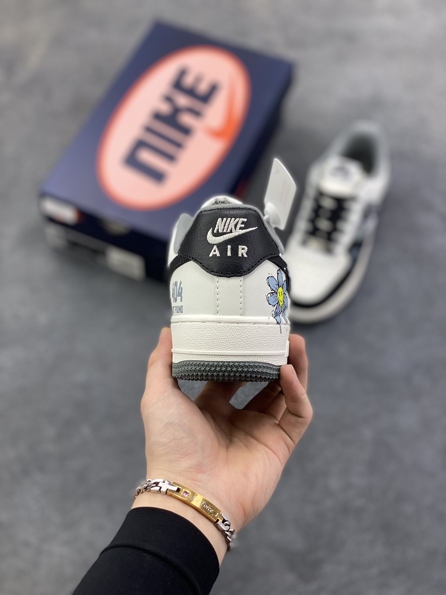 图片[4]-手绘涂鸦“墨绘花迹”Nike Air Force 1 “Floral traces”空军一号定制板鞋 一双将街头涂鸦与温柔意象揉碎重组的Air Force 1——鞋身以米白作底，如未干的宣纸承托着黑白泼墨般的涂鸦纹理，笔触随性却带着少年式的莽撞张力；侧身突然跳出的嫩黄小花与淡蓝花瓣，像草稿本角落不经意的温柔涂鸦，消解了街头感的冷硬，让“酷”里裹了点软乎乎的鲜活 货号：DB3301-606 尺码：36 36.5 37.5 38 38.5 39 40 40.5 41 42 42.5 43 44 44.5 45-选品中心