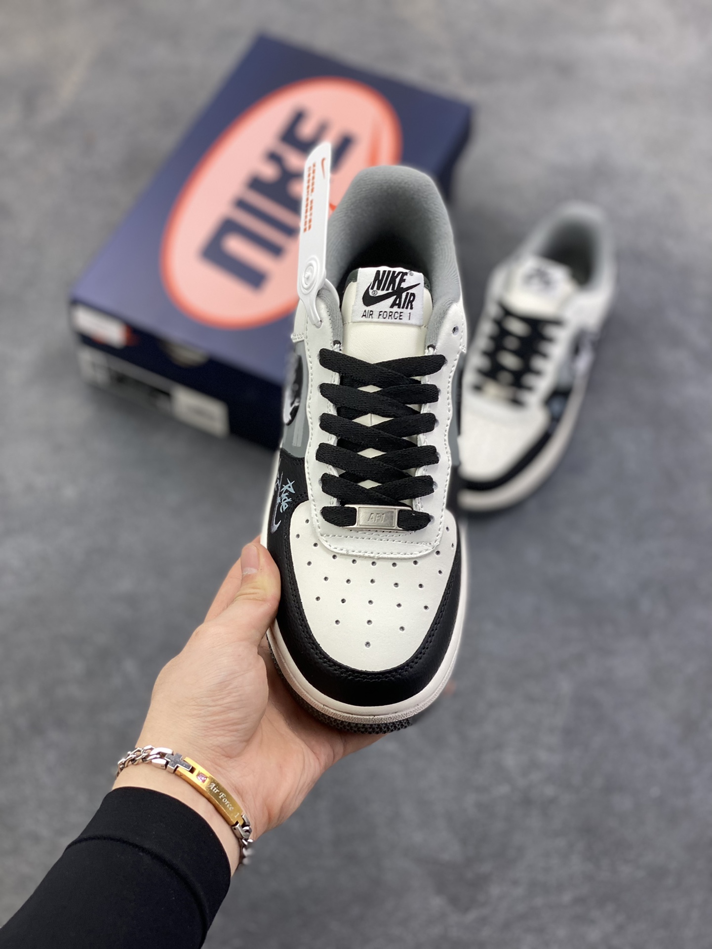 图片[2]-手绘涂鸦“墨绘花迹”Nike Air Force 1 “Floral traces”空军一号定制板鞋 一双将街头涂鸦与温柔意象揉碎重组的Air Force 1——鞋身以米白作底，如未干的宣纸承托着黑白泼墨般的涂鸦纹理，笔触随性却带着少年式的莽撞张力；侧身突然跳出的嫩黄小花与淡蓝花瓣，像草稿本角落不经意的温柔涂鸦，消解了街头感的冷硬，让“酷”里裹了点软乎乎的鲜活 货号：DB3301-606 尺码：36 36.5 37.5 38 38.5 39 40 40.5 41 42 42.5 43 44 44.5 45-选品中心