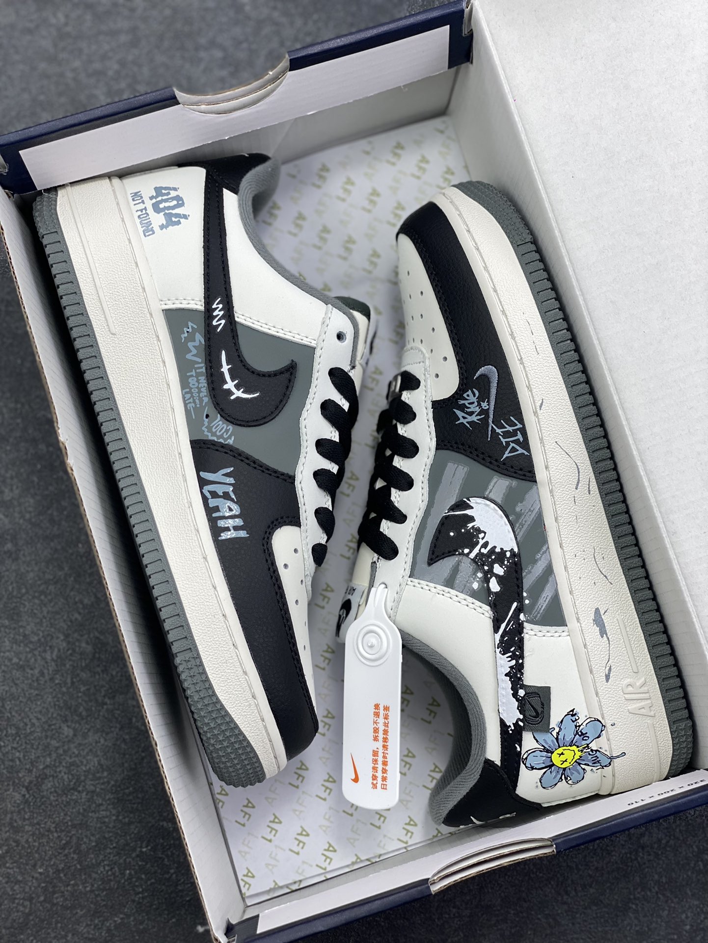 图片[9]-手绘涂鸦“墨绘花迹”Nike Air Force 1 “Floral traces”空军一号定制板鞋 一双将街头涂鸦与温柔意象揉碎重组的Air Force 1——鞋身以米白作底，如未干的宣纸承托着黑白泼墨般的涂鸦纹理，笔触随性却带着少年式的莽撞张力；侧身突然跳出的嫩黄小花与淡蓝花瓣，像草稿本角落不经意的温柔涂鸦，消解了街头感的冷硬，让“酷”里裹了点软乎乎的鲜活 货号：DB3301-606 尺码：36 36.5 37.5 38 38.5 39 40 40.5 41 42 42.5 43 44 44.5 45-选品中心