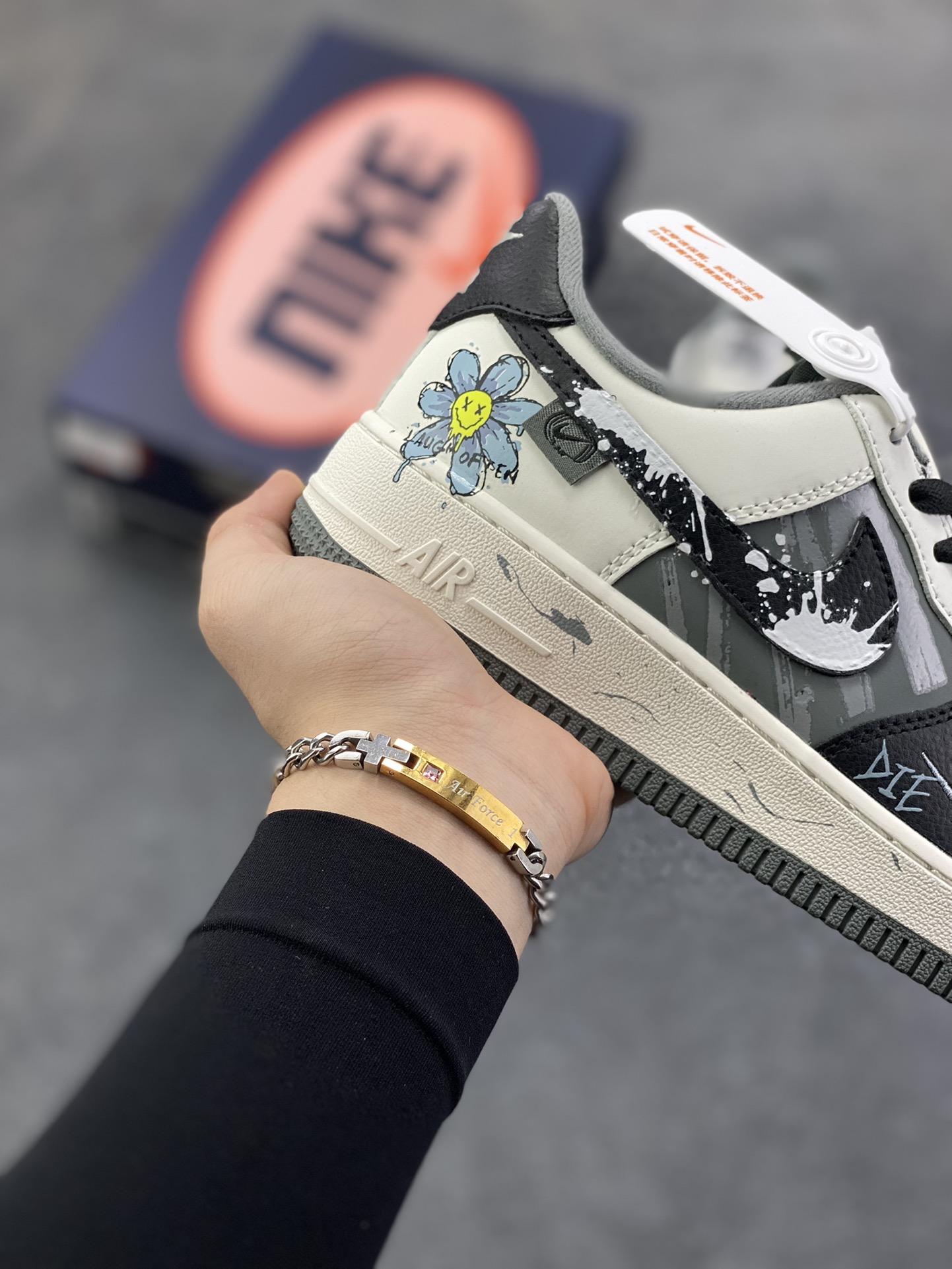 图片[6]-手绘涂鸦“墨绘花迹”Nike Air Force 1 “Floral traces”空军一号定制板鞋 一双将街头涂鸦与温柔意象揉碎重组的Air Force 1——鞋身以米白作底，如未干的宣纸承托着黑白泼墨般的涂鸦纹理，笔触随性却带着少年式的莽撞张力；侧身突然跳出的嫩黄小花与淡蓝花瓣，像草稿本角落不经意的温柔涂鸦，消解了街头感的冷硬，让“酷”里裹了点软乎乎的鲜活 货号：DB3301-606 尺码：36 36.5 37.5 38 38.5 39 40 40.5 41 42 42.5 43 44 44.5 45-选品中心