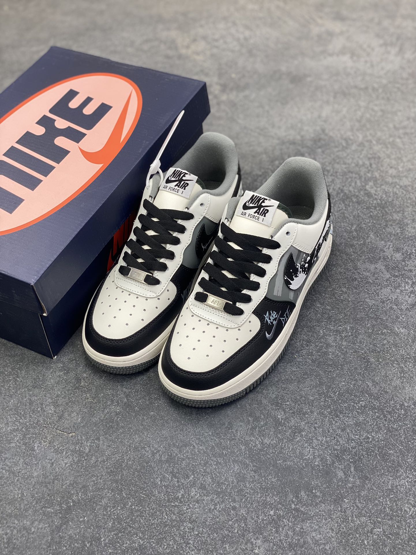 图片[8]-手绘涂鸦“墨绘花迹”Nike Air Force 1 “Floral traces”空军一号定制板鞋 一双将街头涂鸦与温柔意象揉碎重组的Air Force 1——鞋身以米白作底，如未干的宣纸承托着黑白泼墨般的涂鸦纹理，笔触随性却带着少年式的莽撞张力；侧身突然跳出的嫩黄小花与淡蓝花瓣，像草稿本角落不经意的温柔涂鸦，消解了街头感的冷硬，让“酷”里裹了点软乎乎的鲜活 货号：DB3301-606 尺码：36 36.5 37.5 38 38.5 39 40 40.5 41 42 42.5 43 44 44.5 45-选品中心