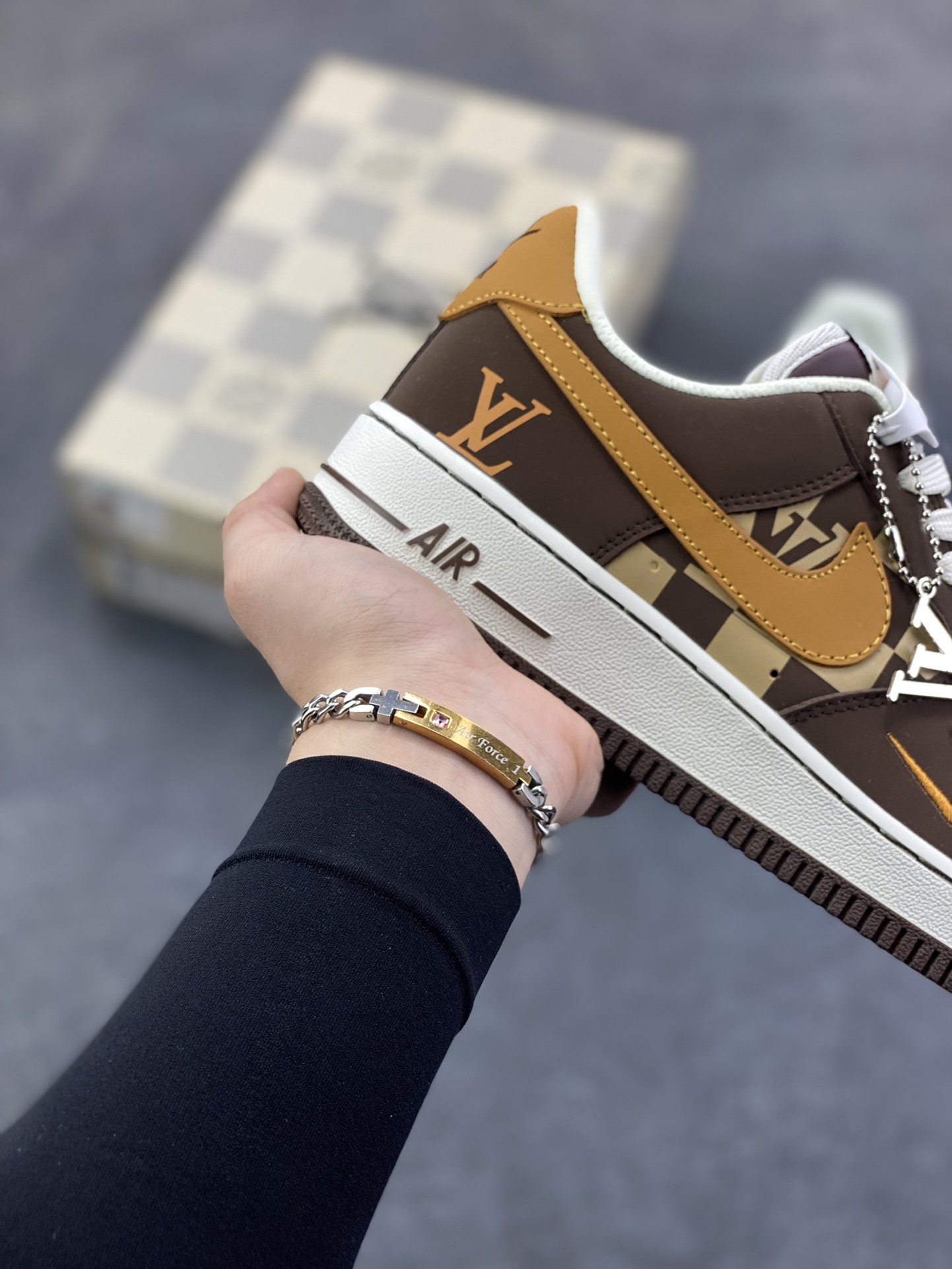 图片[6]-NIke Air Force 1 \’07 Low LV联名–咖棕焦糖 空军一号低帮 运动鞋 休闲鞋 折边针车 工艺难度大 原楦头原纸板 高端定制鞋盒 原厂鞋底 超高清洁度 细节完美 货号：NH0601-576 尺码：36 36.5 37.5 38 38.5 39 40 40.5 41 42 42.5 43 44 44.5 45-选品中心