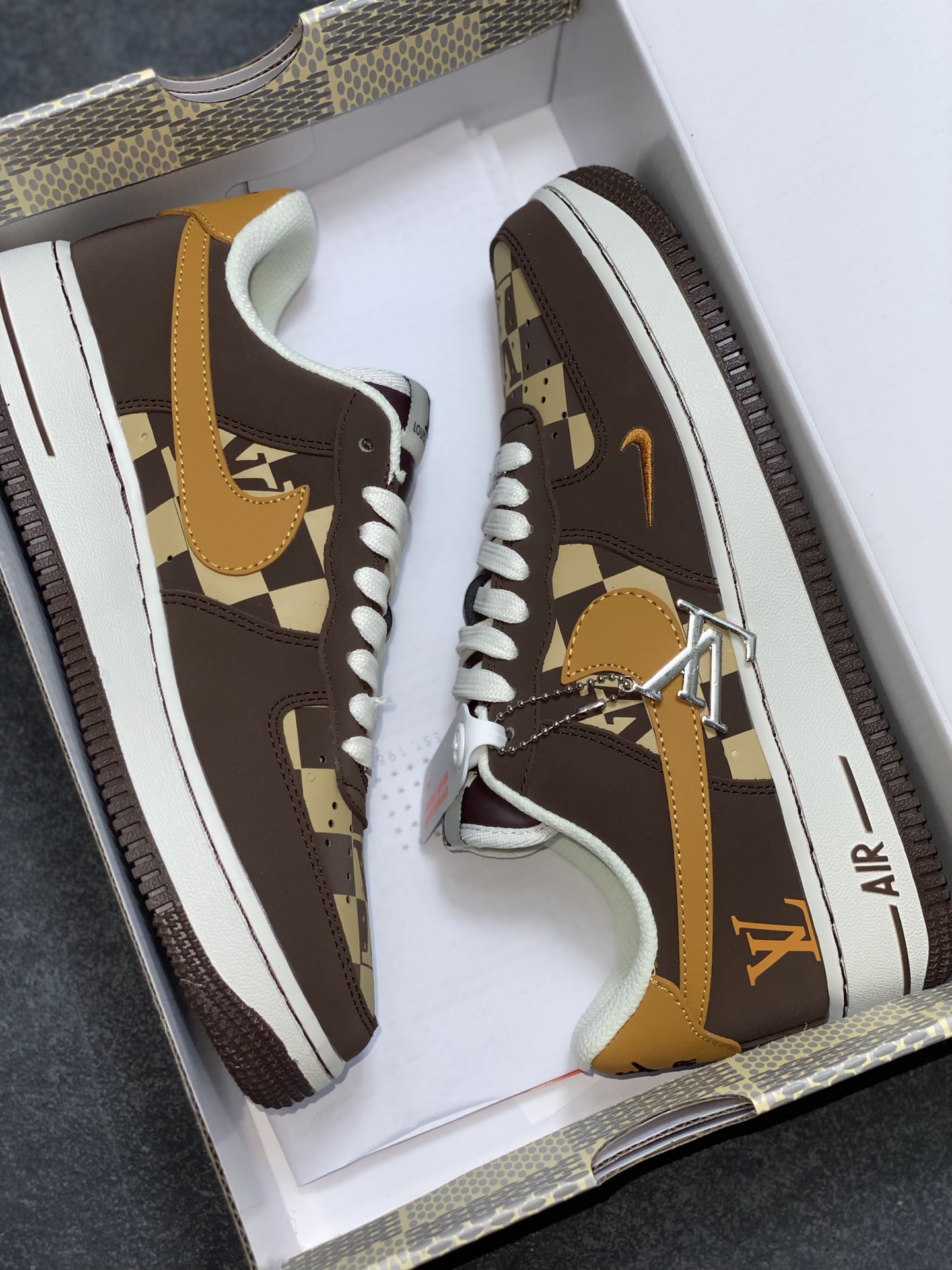 图片[9]-NIke Air Force 1 \’07 Low LV联名–咖棕焦糖 空军一号低帮 运动鞋 休闲鞋 折边针车 工艺难度大 原楦头原纸板 高端定制鞋盒 原厂鞋底 超高清洁度 细节完美 货号：NH0601-576 尺码：36 36.5 37.5 38 38.5 39 40 40.5 41 42 42.5 43 44 44.5 45-选品中心