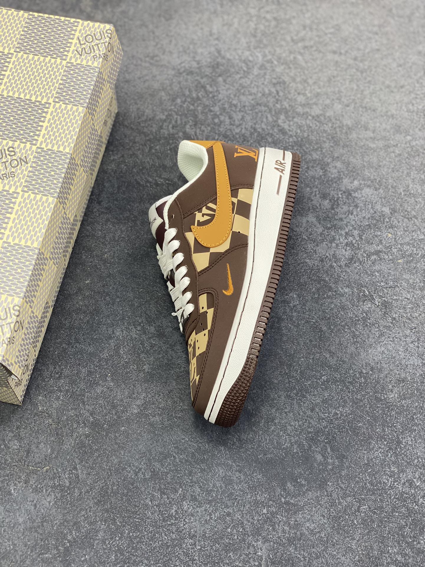 图片[7]-NIke Air Force 1 \’07 Low LV联名–咖棕焦糖 空军一号低帮 运动鞋 休闲鞋 折边针车 工艺难度大 原楦头原纸板 高端定制鞋盒 原厂鞋底 超高清洁度 细节完美 货号：NH0601-576 尺码：36 36.5 37.5 38 38.5 39 40 40.5 41 42 42.5 43 44 44.5 45-选品中心
