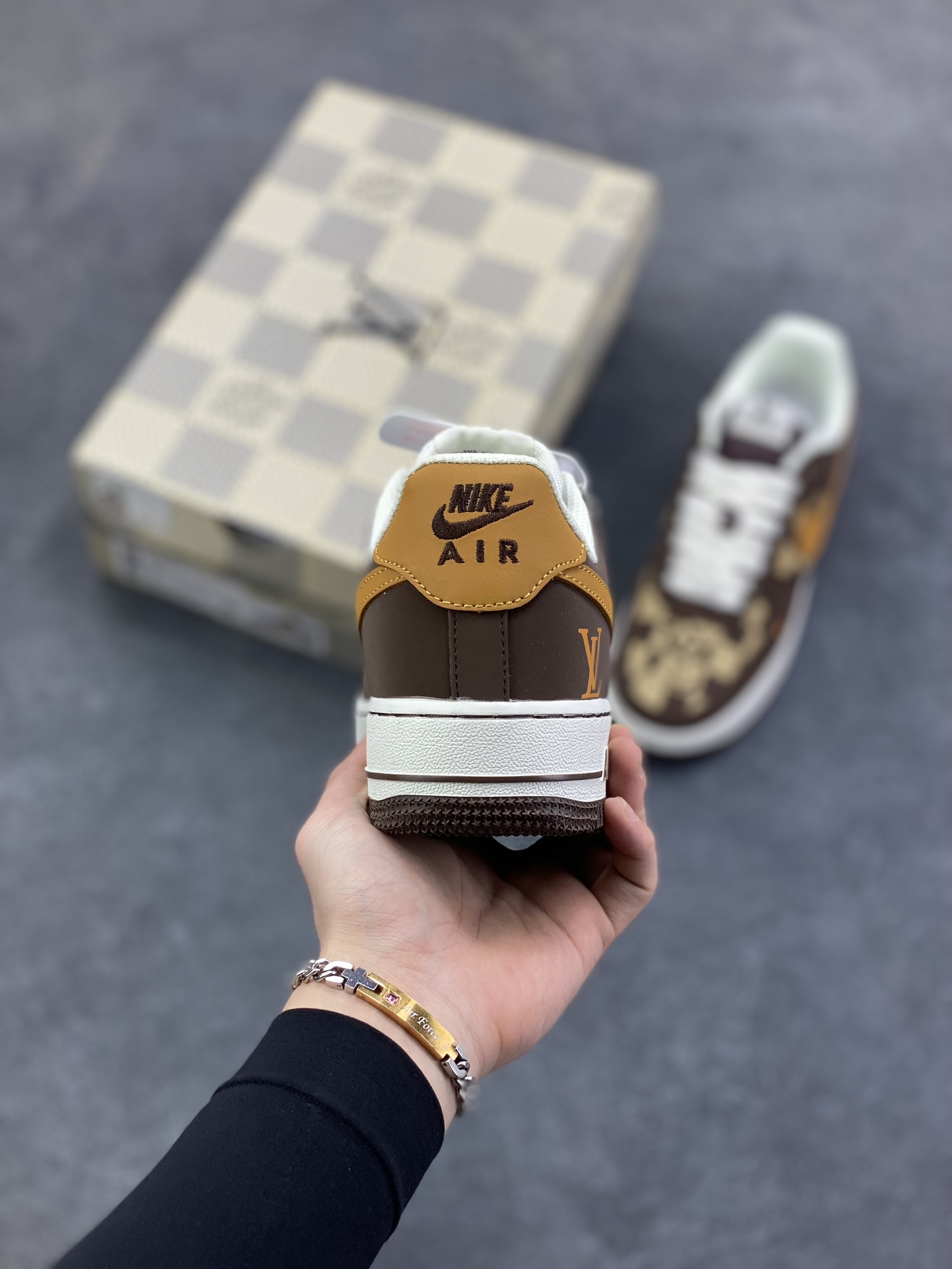 图片[4]-NIke Air Force 1 \’07 Low LV联名–咖棕焦糖 空军一号低帮 运动鞋 休闲鞋 折边针车 工艺难度大 原楦头原纸板 高端定制鞋盒 原厂鞋底 超高清洁度 细节完美 货号：NH0601-576 尺码：36 36.5 37.5 38 38.5 39 40 40.5 41 42 42.5 43 44 44.5 45-选品中心