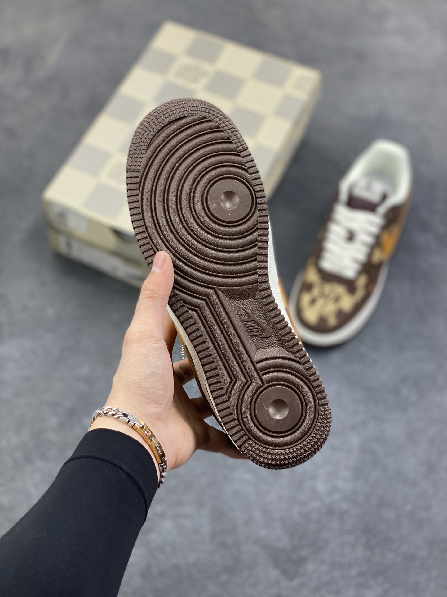图片[5]-NIke Air Force 1 \’07 Low LV联名–咖棕焦糖 空军一号低帮 运动鞋 休闲鞋 折边针车 工艺难度大 原楦头原纸板 高端定制鞋盒 原厂鞋底 超高清洁度 细节完美 货号：NH0601-576 尺码：36 36.5 37.5 38 38.5 39 40 40.5 41 42 42.5 43 44 44.5 45-选品中心