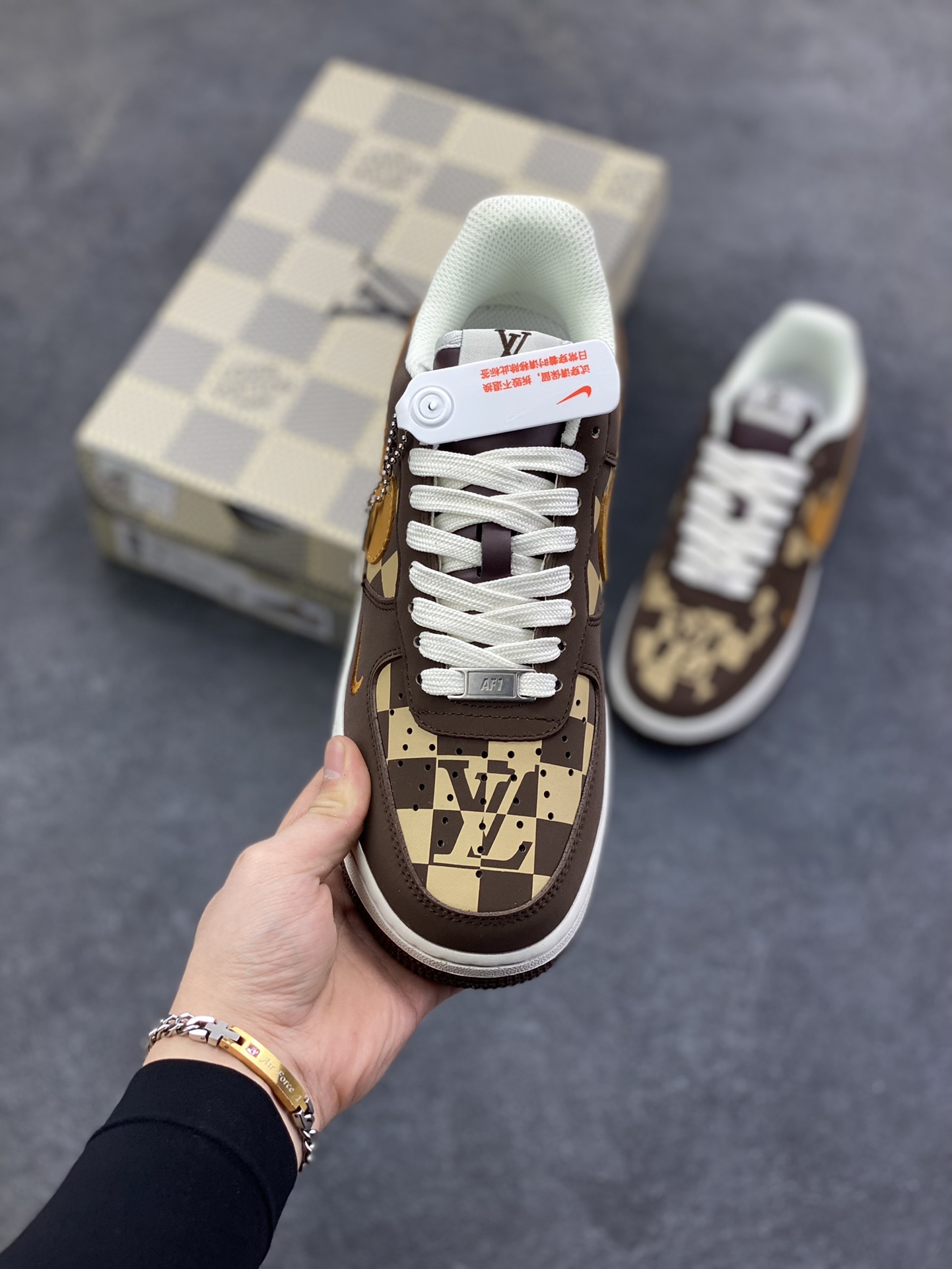 图片[2]-NIke Air Force 1 \’07 Low LV联名–咖棕焦糖 空军一号低帮 运动鞋 休闲鞋 折边针车 工艺难度大 原楦头原纸板 高端定制鞋盒 原厂鞋底 超高清洁度 细节完美 货号：NH0601-576 尺码：36 36.5 37.5 38 38.5 39 40 40.5 41 42 42.5 43 44 44.5 45-选品中心
