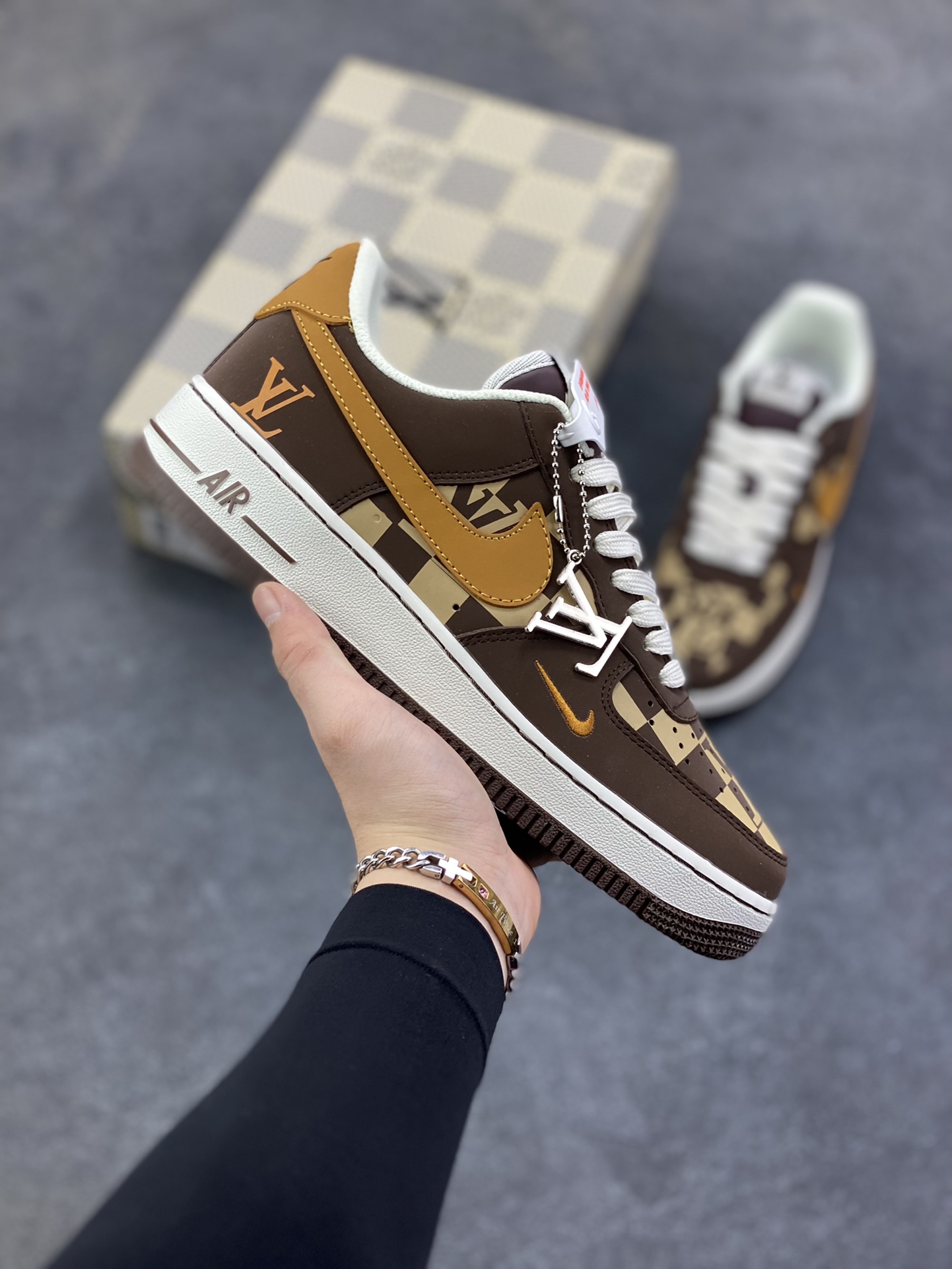 NIke Air Force 1 \’07 Low LV联名–咖棕焦糖 空军一号低帮 运动鞋 休闲鞋 折边针车 工艺难度大 原楦头原纸板 高端定制鞋盒 原厂鞋底 超高清洁度 细节完美 货号：NH0601-576 尺码：36 36.5 37.5 38 38.5 39 40 40.5 41 42 42.5 43 44 44.5 45-选品中心