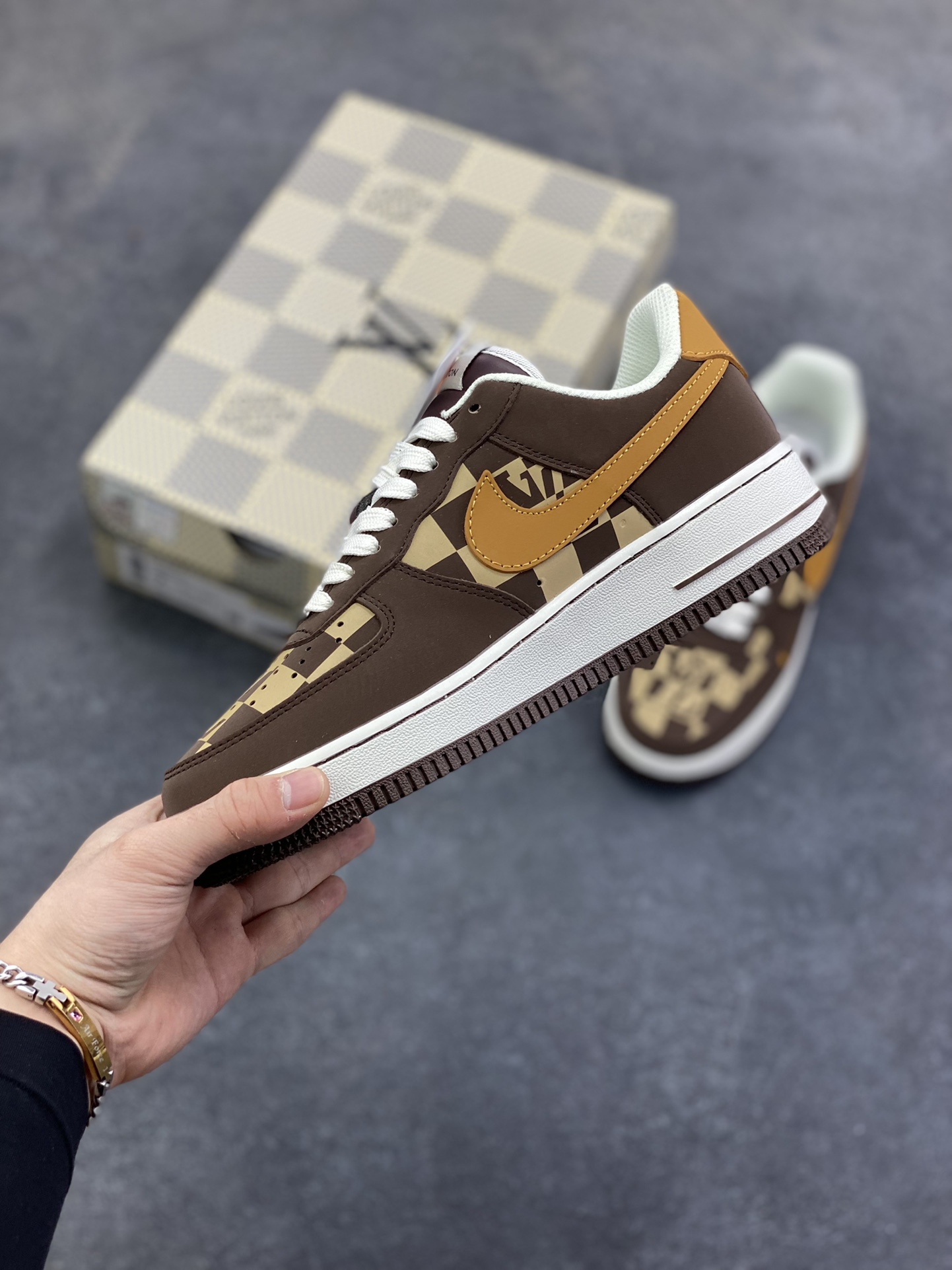 图片[3]-NIke Air Force 1 \’07 Low LV联名–咖棕焦糖 空军一号低帮 运动鞋 休闲鞋 折边针车 工艺难度大 原楦头原纸板 高端定制鞋盒 原厂鞋底 超高清洁度 细节完美 货号：NH0601-576 尺码：36 36.5 37.5 38 38.5 39 40 40.5 41 42 42.5 43 44 44.5 45-选品中心