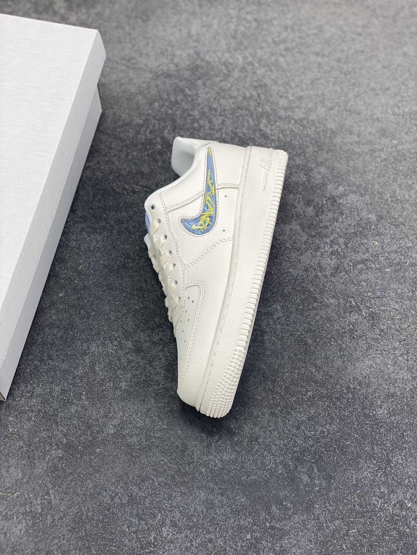 图片[7]-Nike Air Force 1 Low 米白果冻勾 空军一号低帮运动休闲板鞋 原楦头原纸板 打造纯正空军版型#专注外贸渠道 全掌内置蜂窝气垫 #原盒配件 原厂中底钢印、拉帮完美 货号：IM6697-141 尺码：36 36.5 37.5 38 38.5 39 40 40.5 41 42 42.5 43 44 44.5 45-选品中心