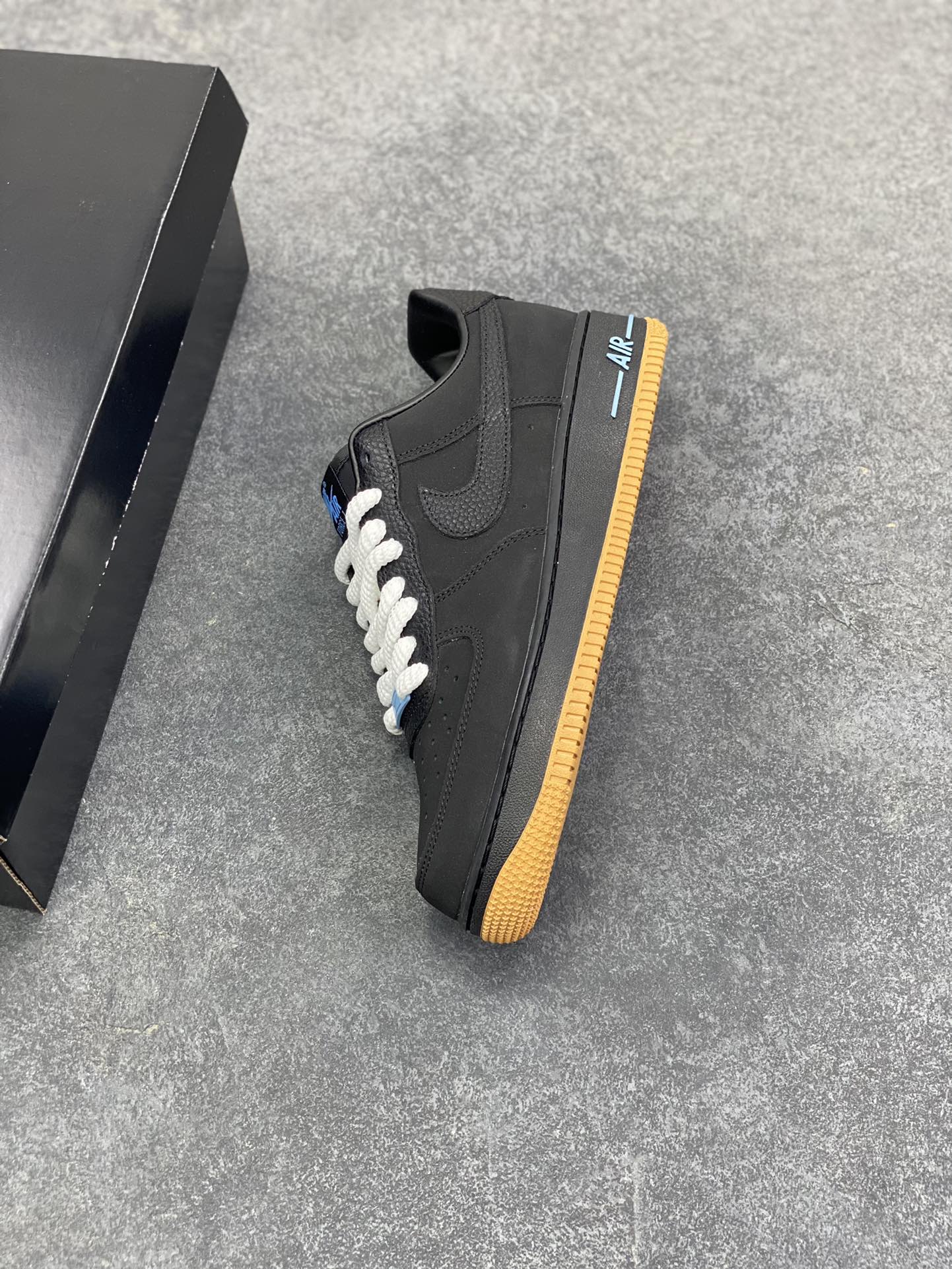 图片[7]-Nike Air Force 1 Low 磨砂黑生胶 空军一号低帮运动休闲板鞋 原楦头原纸板 打造纯正空军版型#专注外贸渠道 全掌内置蜂窝气垫 #原盒配件 原厂中底钢印、拉帮完美 货号：IQ9770-001 尺码：36 36.5 37.5 38 38.5 39 40 40.5 41 42 42.5 43 44 44.5 45-选品中心
