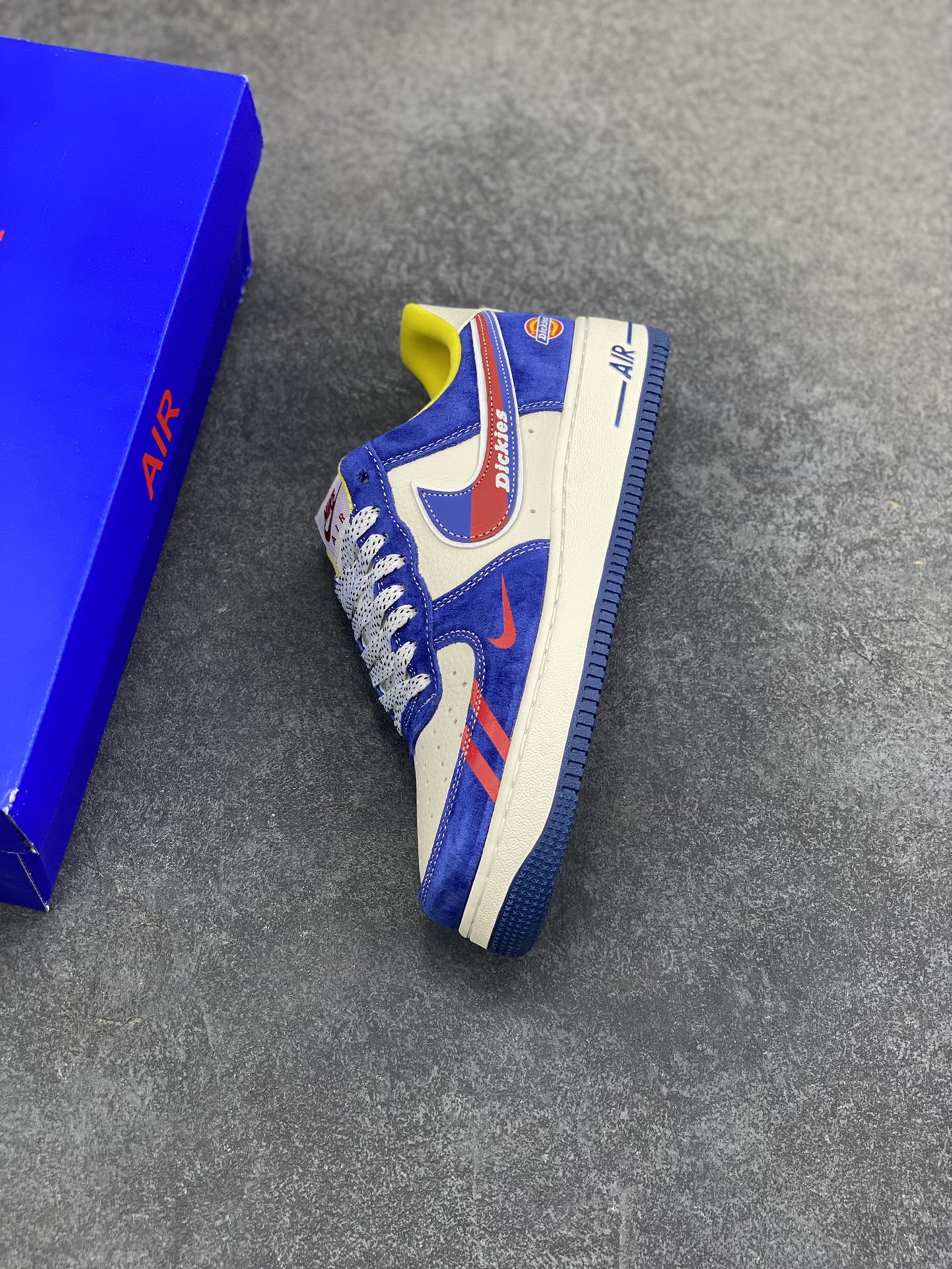 图片[7]-NIke Air Force 1 \’07 Low “Dickies冠军联名——白蓝猪八”空军一号 低帮 运动鞋 休闲鞋 折边针车 工艺难度大 原楦头原纸板 原装鞋盒 定制五金配件 内置全掌气垫 原厂鞋底 货号：SY1388-006 尺码：36 36.5 37.5 38 38.5 39 40 40.5 41 42 42.5 43 44 44.5 45-选品中心