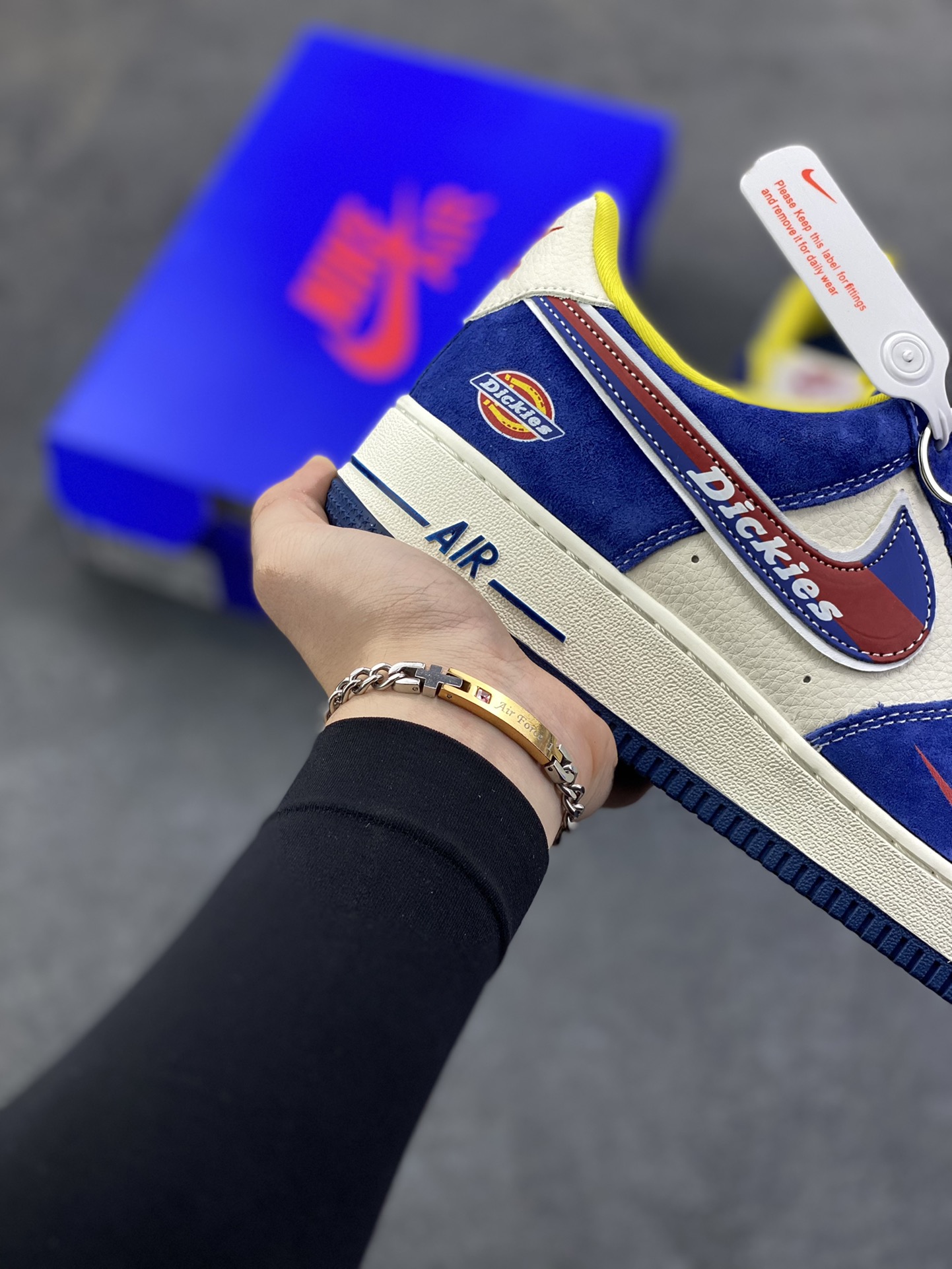 图片[6]-NIke Air Force 1 \’07 Low “Dickies冠军联名——白蓝猪八”空军一号 低帮 运动鞋 休闲鞋 折边针车 工艺难度大 原楦头原纸板 原装鞋盒 定制五金配件 内置全掌气垫 原厂鞋底 货号：SY1388-006 尺码：36 36.5 37.5 38 38.5 39 40 40.5 41 42 42.5 43 44 44.5 45-选品中心