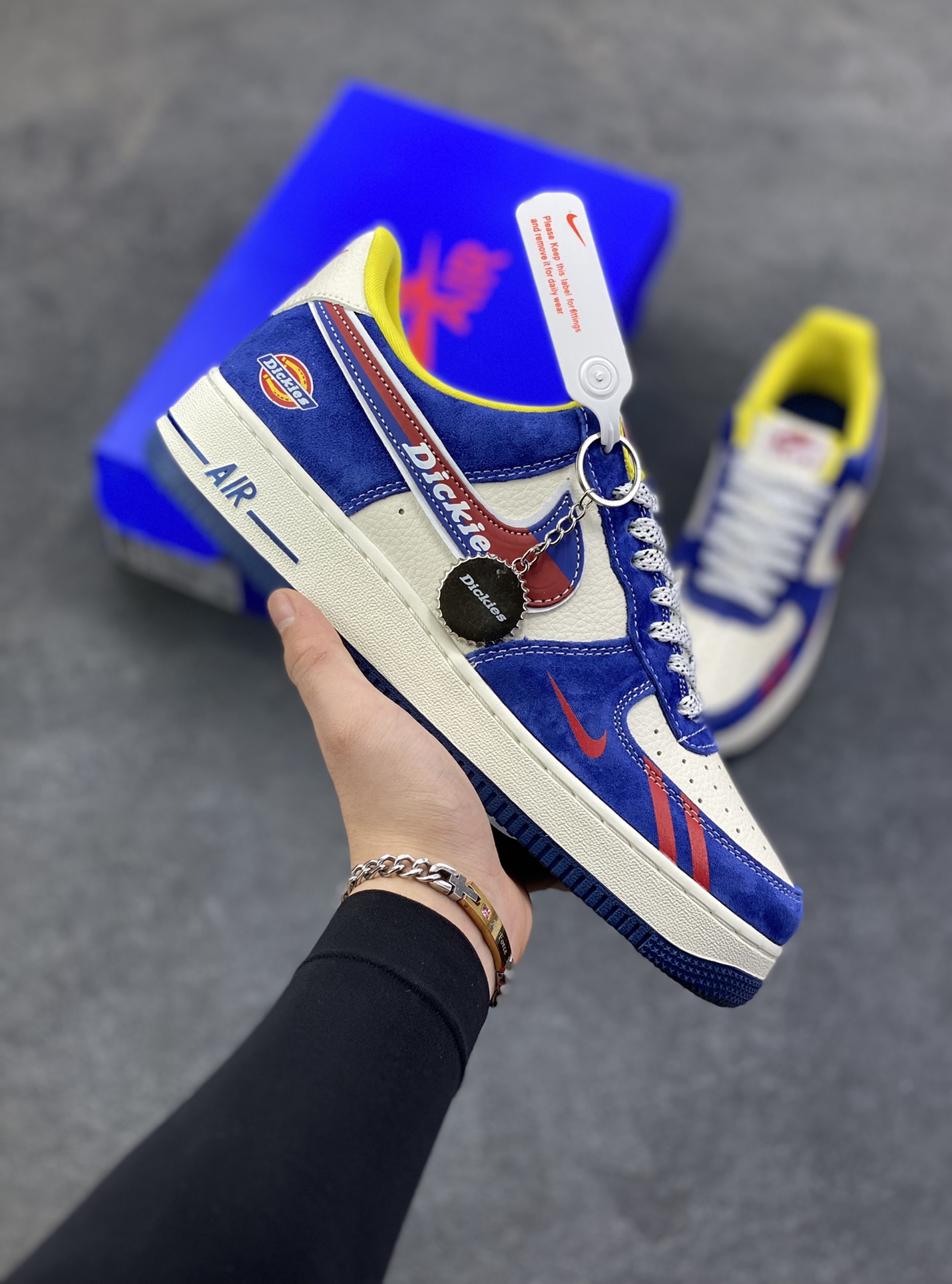 NIke Air Force 1 \’07 Low “Dickies冠军联名——白蓝猪八”空军一号 低帮 运动鞋 休闲鞋 折边针车 工艺难度大 原楦头原纸板 原装鞋盒 定制五金配件 内置全掌气垫 原厂鞋底 货号：SY1388-006 尺码：36 36.5 37.5 38 38.5 39 40 40.5 41 42 42.5 43 44 44.5 45-选品中心