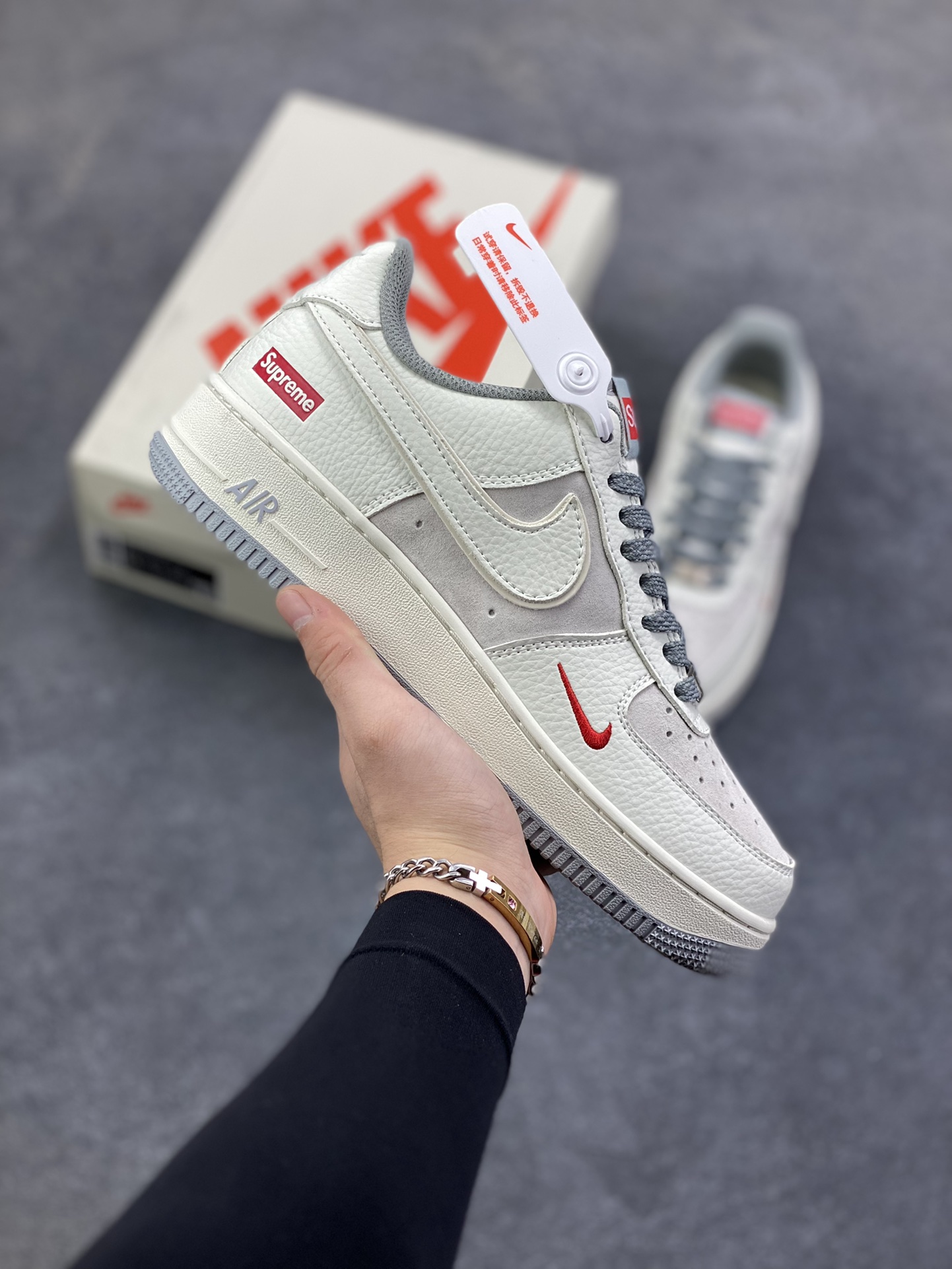 Nike Air Force 1 Low 空军一号低帮百搭休闲运动板鞋。柔软、弹性十足的缓震性能和出色的中底设计，横跨复古与现代的外型结合，造就出风靡全球三十多年的Force 1，直到今天还深受青睐。 货号：XS9225-106 尺码：36 36.5 37.5 38 38.5 39 40 40.5 41 42 42.5 43 44 44.5 45-选品中心
