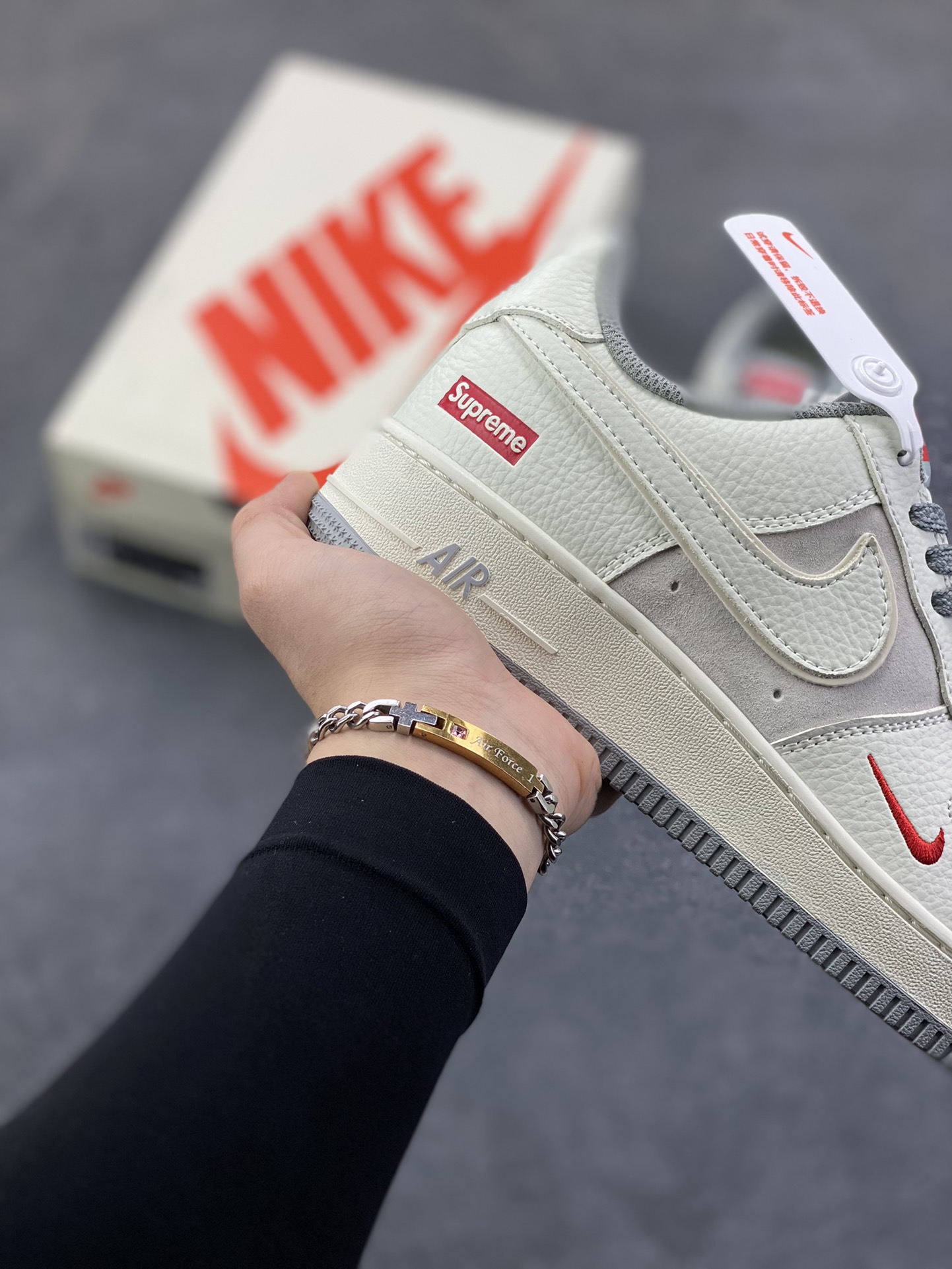 图片[6]-Nike Air Force 1 Low 空军一号低帮百搭休闲运动板鞋。柔软、弹性十足的缓震性能和出色的中底设计，横跨复古与现代的外型结合，造就出风靡全球三十多年的Force 1，直到今天还深受青睐。 货号：XS9225-106 尺码：36 36.5 37.5 38 38.5 39 40 40.5 41 42 42.5 43 44 44.5 45-选品中心