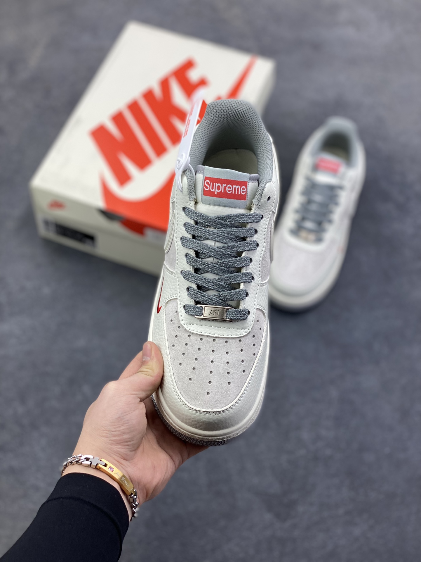 图片[2]-Nike Air Force 1 Low 空军一号低帮百搭休闲运动板鞋。柔软、弹性十足的缓震性能和出色的中底设计，横跨复古与现代的外型结合，造就出风靡全球三十多年的Force 1，直到今天还深受青睐。 货号：XS9225-106 尺码：36 36.5 37.5 38 38.5 39 40 40.5 41 42 42.5 43 44 44.5 45-选品中心