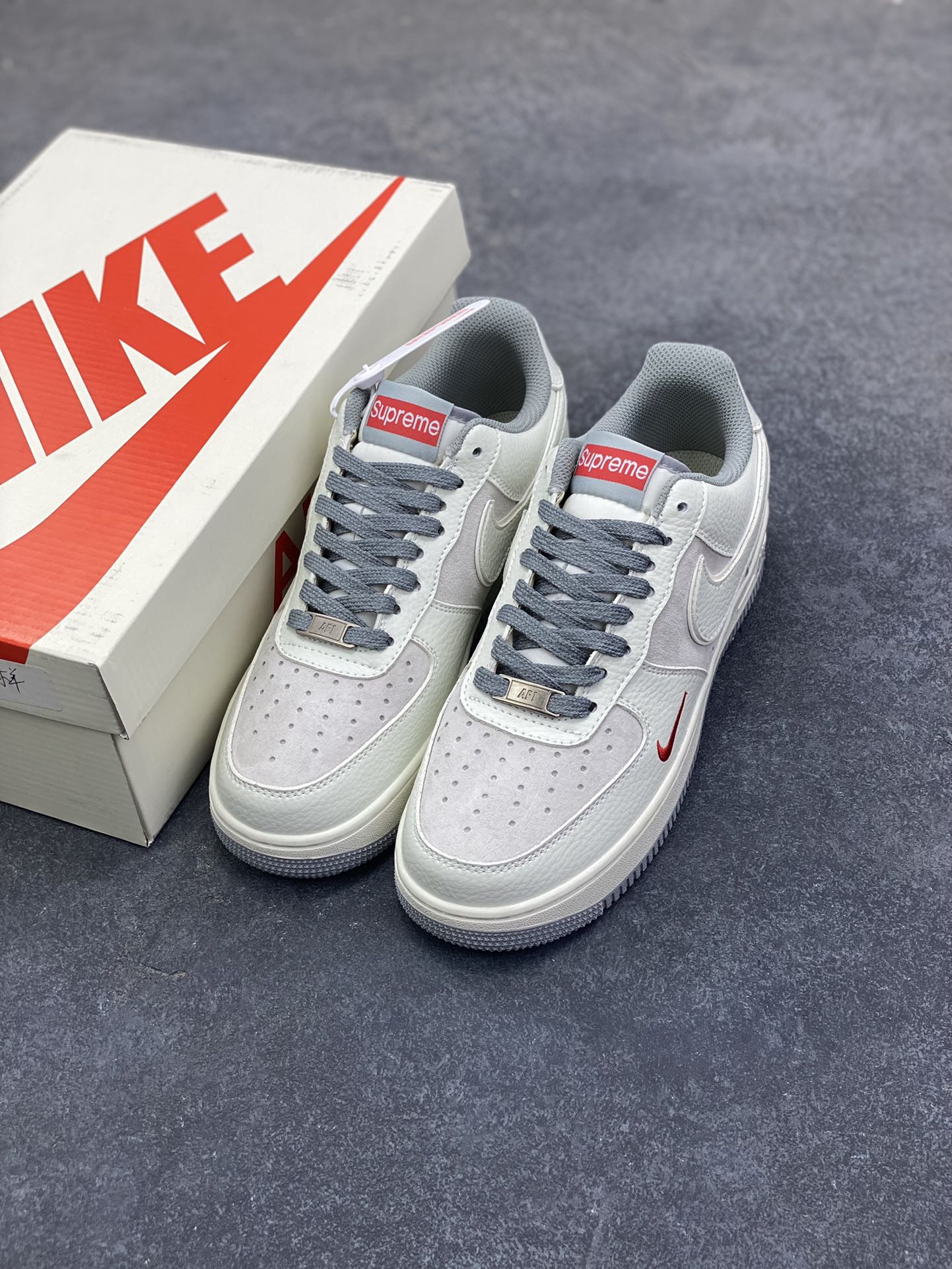 图片[8]-Nike Air Force 1 Low 空军一号低帮百搭休闲运动板鞋。柔软、弹性十足的缓震性能和出色的中底设计，横跨复古与现代的外型结合，造就出风靡全球三十多年的Force 1，直到今天还深受青睐。 货号：XS9225-106 尺码：36 36.5 37.5 38 38.5 39 40 40.5 41 42 42.5 43 44 44.5 45-选品中心