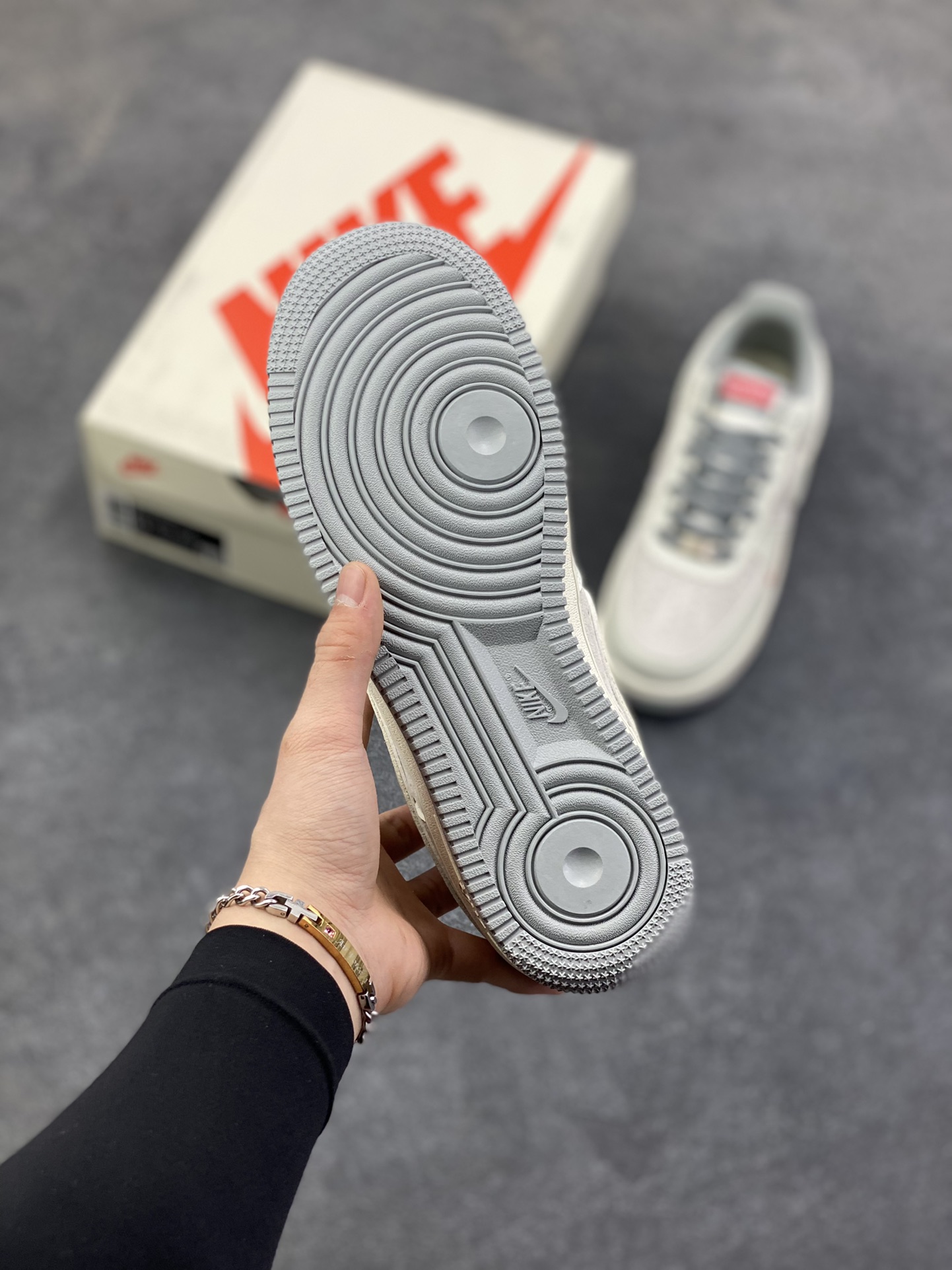 图片[5]-Nike Air Force 1 Low 空军一号低帮百搭休闲运动板鞋。柔软、弹性十足的缓震性能和出色的中底设计，横跨复古与现代的外型结合，造就出风靡全球三十多年的Force 1，直到今天还深受青睐。 货号：XS9225-106 尺码：36 36.5 37.5 38 38.5 39 40 40.5 41 42 42.5 43 44 44.5 45-选品中心