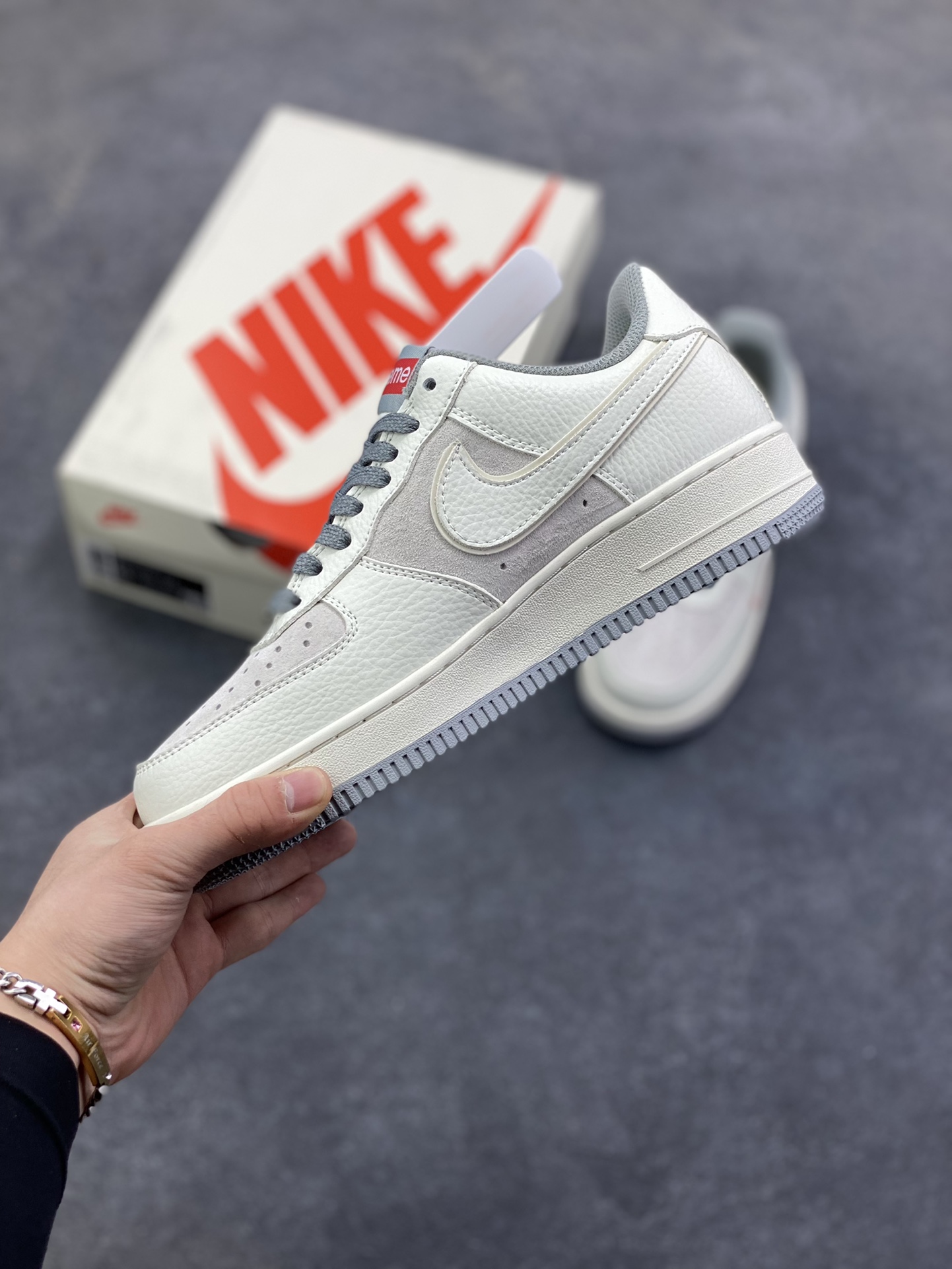 图片[3]-Nike Air Force 1 Low 空军一号低帮百搭休闲运动板鞋。柔软、弹性十足的缓震性能和出色的中底设计，横跨复古与现代的外型结合，造就出风靡全球三十多年的Force 1，直到今天还深受青睐。 货号：XS9225-106 尺码：36 36.5 37.5 38 38.5 39 40 40.5 41 42 42.5 43 44 44.5 45-选品中心