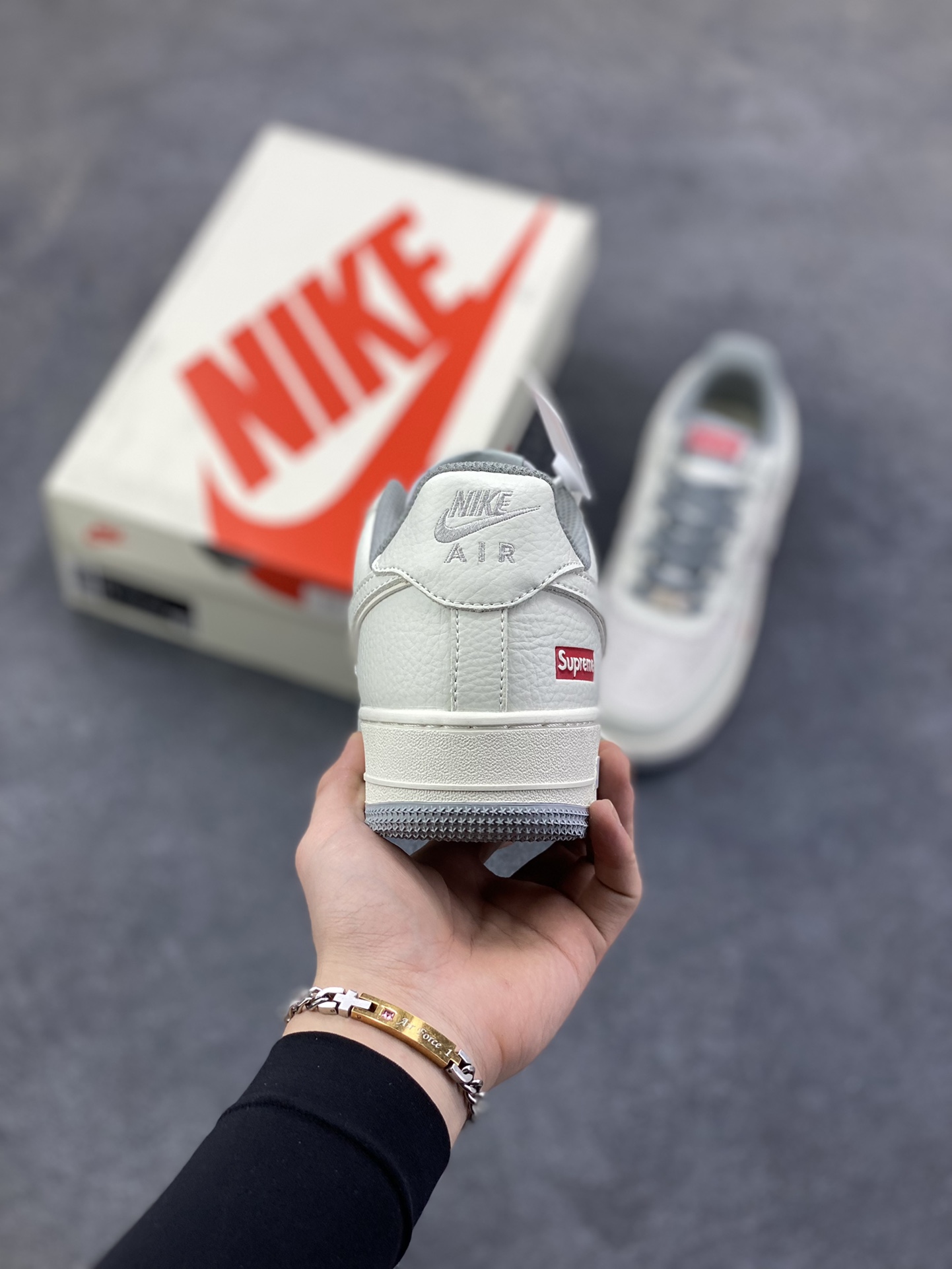 图片[4]-Nike Air Force 1 Low 空军一号低帮百搭休闲运动板鞋。柔软、弹性十足的缓震性能和出色的中底设计，横跨复古与现代的外型结合，造就出风靡全球三十多年的Force 1，直到今天还深受青睐。 货号：XS9225-106 尺码：36 36.5 37.5 38 38.5 39 40 40.5 41 42 42.5 43 44 44.5 45-选品中心