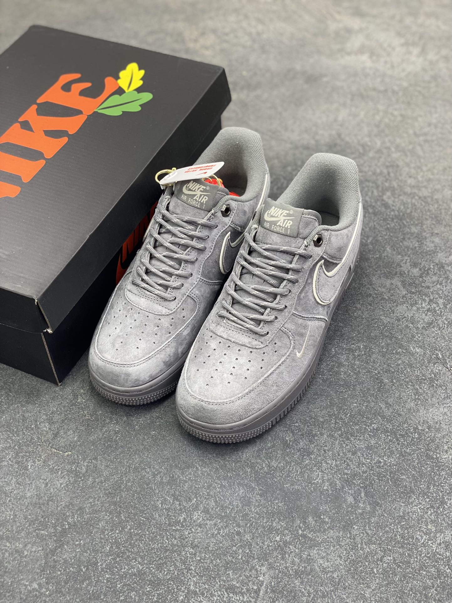 图片[8]-Nike Air Force 1 \’07 Low “头层猪八拼接” 空军一号 高端定制 低帮 运动鞋 休闲鞋 折边针车 工艺难度大 原楦头原纸板 原装鞋盒 定制五金配件 内置全掌气垫 原厂鞋底 货号：DY9867-102 尺码：36 36.5 37.5 38 38.5 39 40 40.5 41 42 42.5 43 44 44.5 45-选品中心